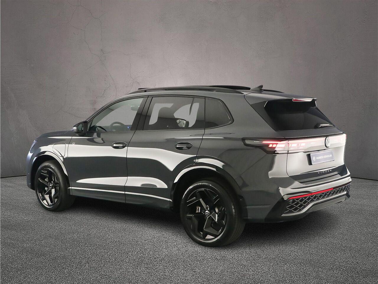 Volkswagen TIGUAN R-Line Edition 1.5 TSI eHybrid 272pk DSG Automaat Black Style, Trekhaak, Panoramadak, Adaptive cruise control, Achteruitrijcamera, Elektrische achterklep