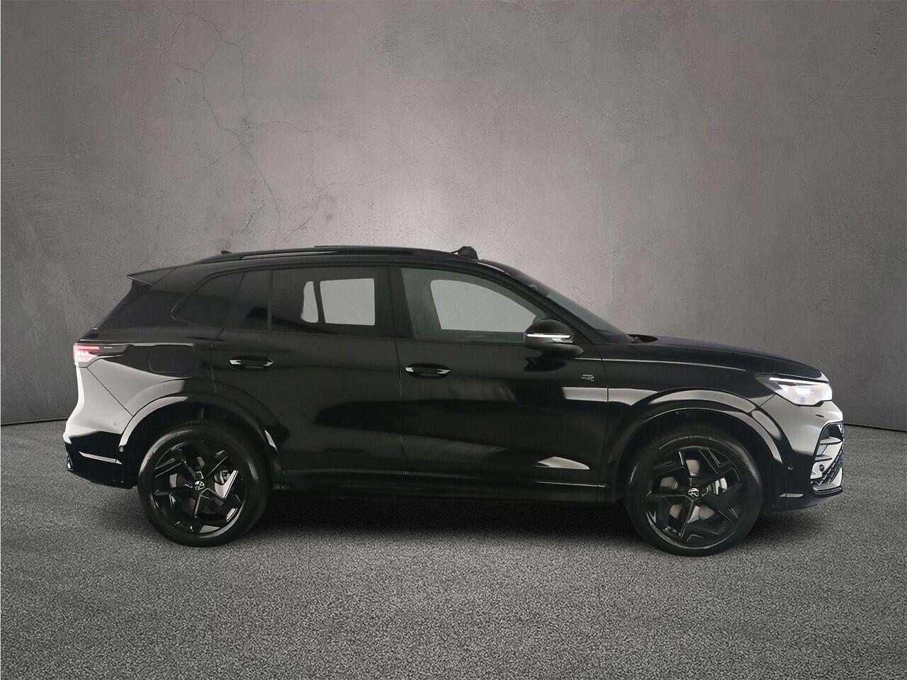 Volkswagen TIGUAN R-Line Edition 1.5 eHybrid 272pk DSG Automaat Trekhaak, Panoramadak, Elektrische achterklep, Achteruitrijcamera, Adaptive cruise control