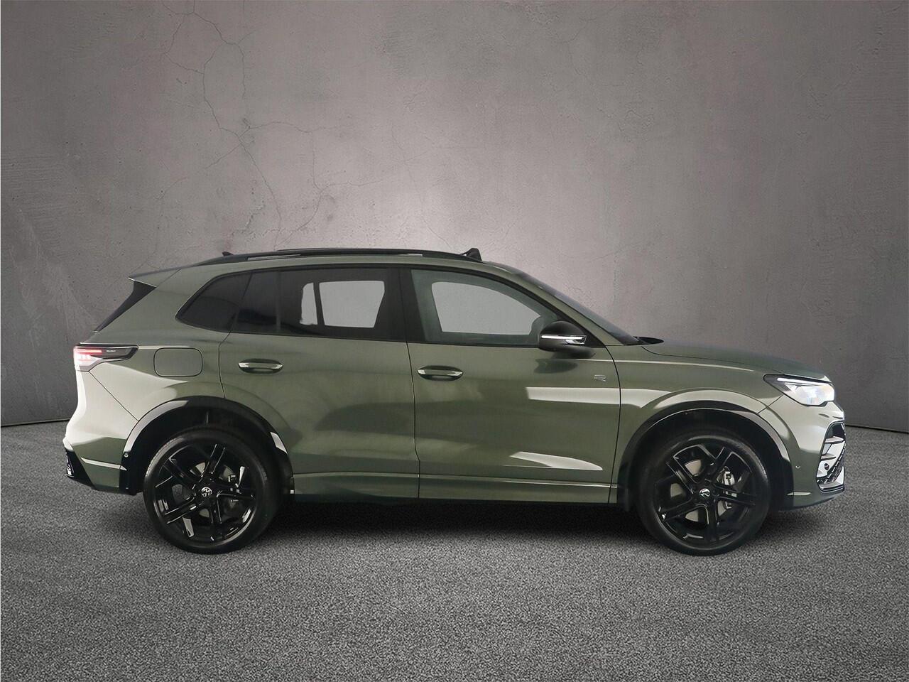 Volkswagen TIGUAN 1.5 eHybrid R-Line Edition 272pk DSG Automaat, Panoramadak, Trekhaak, Stoelverwarming, Black style, Adaptive cruise control, Elektrische achterklep, Led matrix