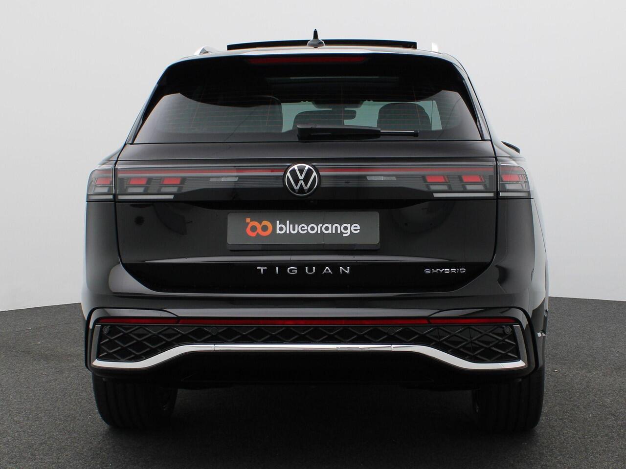 Volkswagen TIGUAN 1.5 eHybrid R-Line Edition 272PK DSG Trekhaak, Lederen bekleding, Massage, Ventilatiestoelen, Panoramadak, York 20" LMV, Navigatie, Adaptive Cruise Control, Assistentiepakket