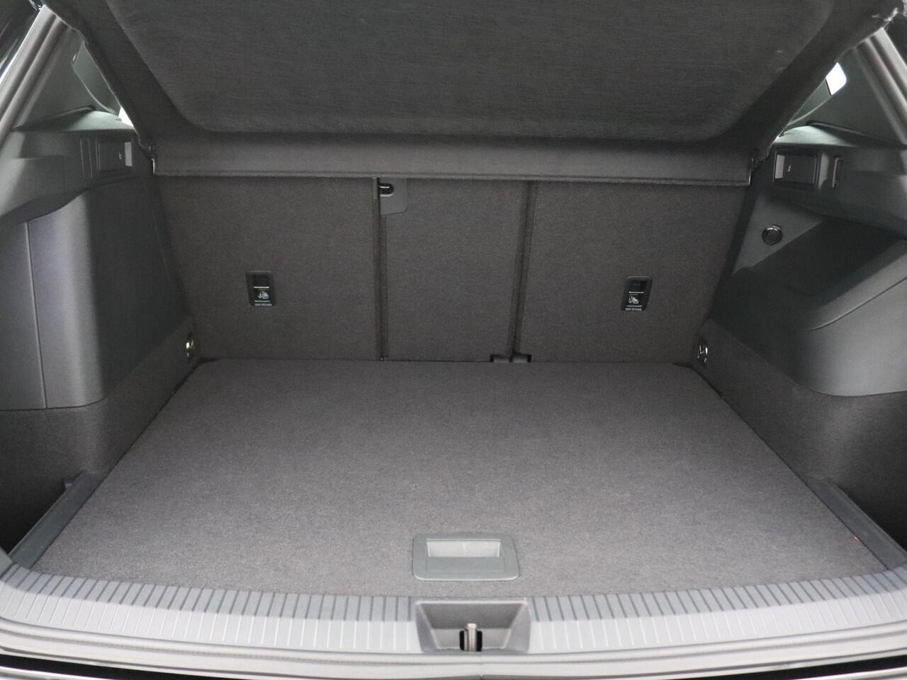 Volkswagen TIGUAN 1.5 eHybrid R-Line Edition 272PK DSG Trekhaak, Lederen bekleding, Massage, Ventilatiestoelen, Panoramadak, York 20" LMV, Navigatie, Adaptive Cruise Control, Assistentiepakket