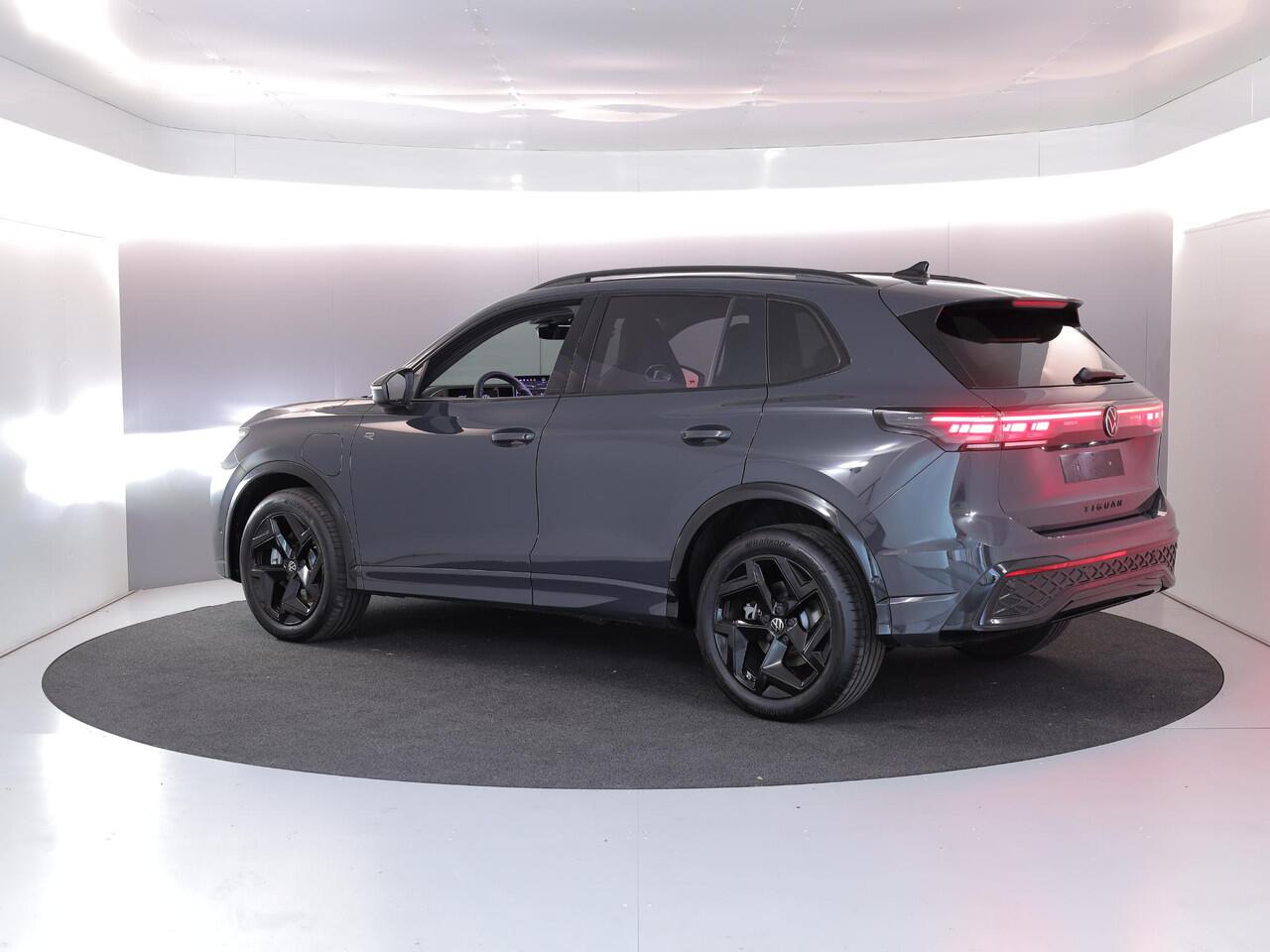Volkswagen TIGUAN 1.5 eHybrid R-Line Edition 272 pk Automaat (DSG) | Verlengde garantie | Navigatie | Parkeersensoren (Park assist) | Rondomzicht camera | Stoelverwarming v/a | Black Style pakket | R-Line |