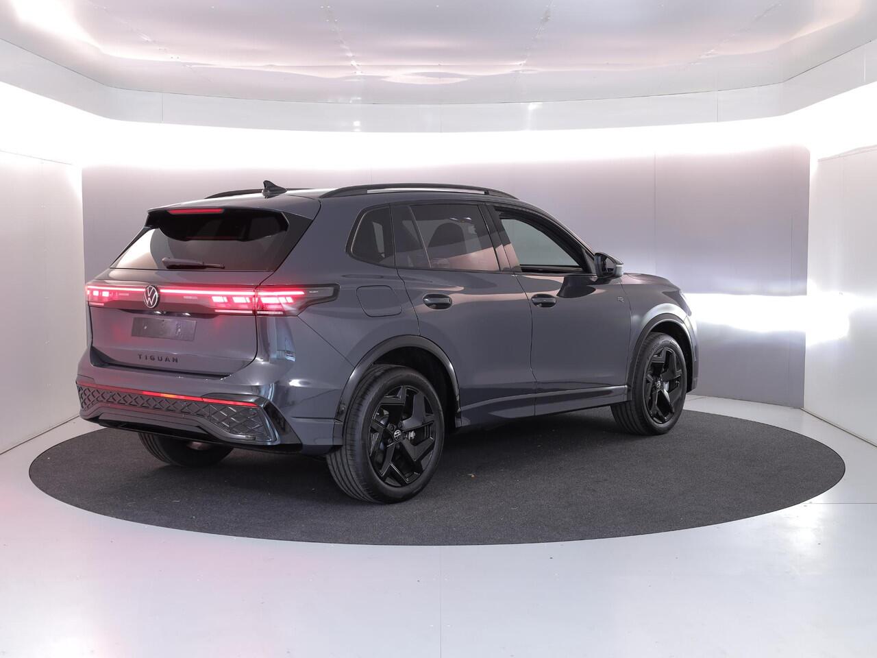 Volkswagen TIGUAN 1.5 eHybrid R-Line Edition 272 pk Automaat (DSG) | Verlengde garantie | Navigatie | Parkeersensoren (Park assist) | Rondomzicht camera | Stoelverwarming v/a | Black Style pakket | R-Line |