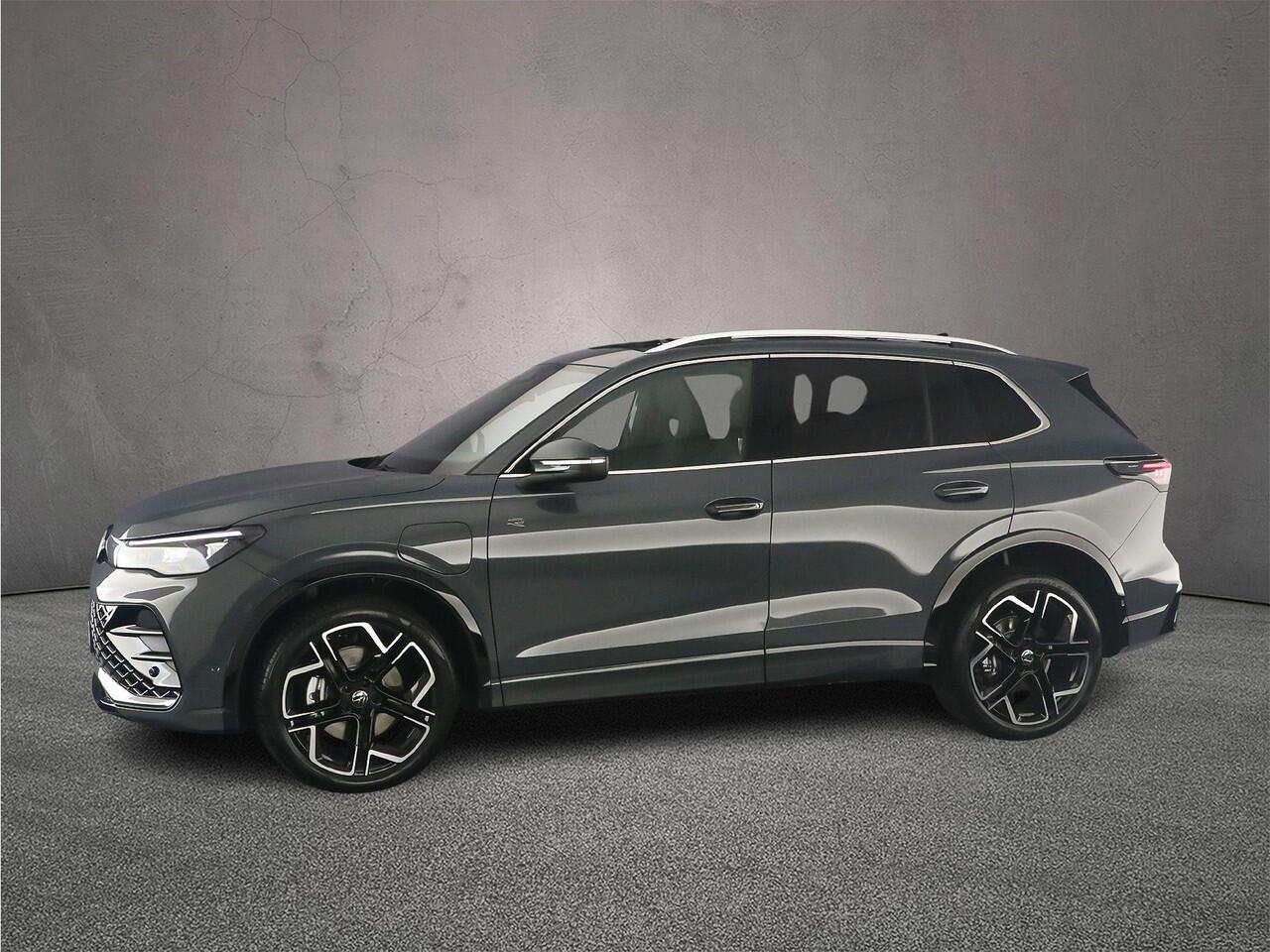 Volkswagen TIGUAN R-Line Edition 1.5 TSI eHybrid 272pk DSG Automaat Trekhaak, Panoramadak, Adaptive cruise control, Achteruitrijcamera