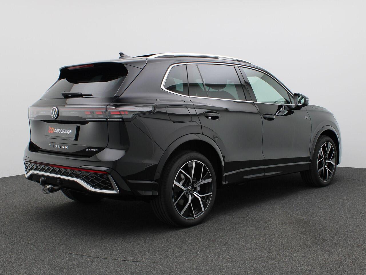 Volkswagen TIGUAN 1.5 eHybrid R-Line Edition 272PK DSG Pano-Schuifdak, Volleder, Memorystoel, 20" LM Velgen, Trekhaak, Matrix LED-Verlichting, Navi, Side Assist, Elektr. Achterklep