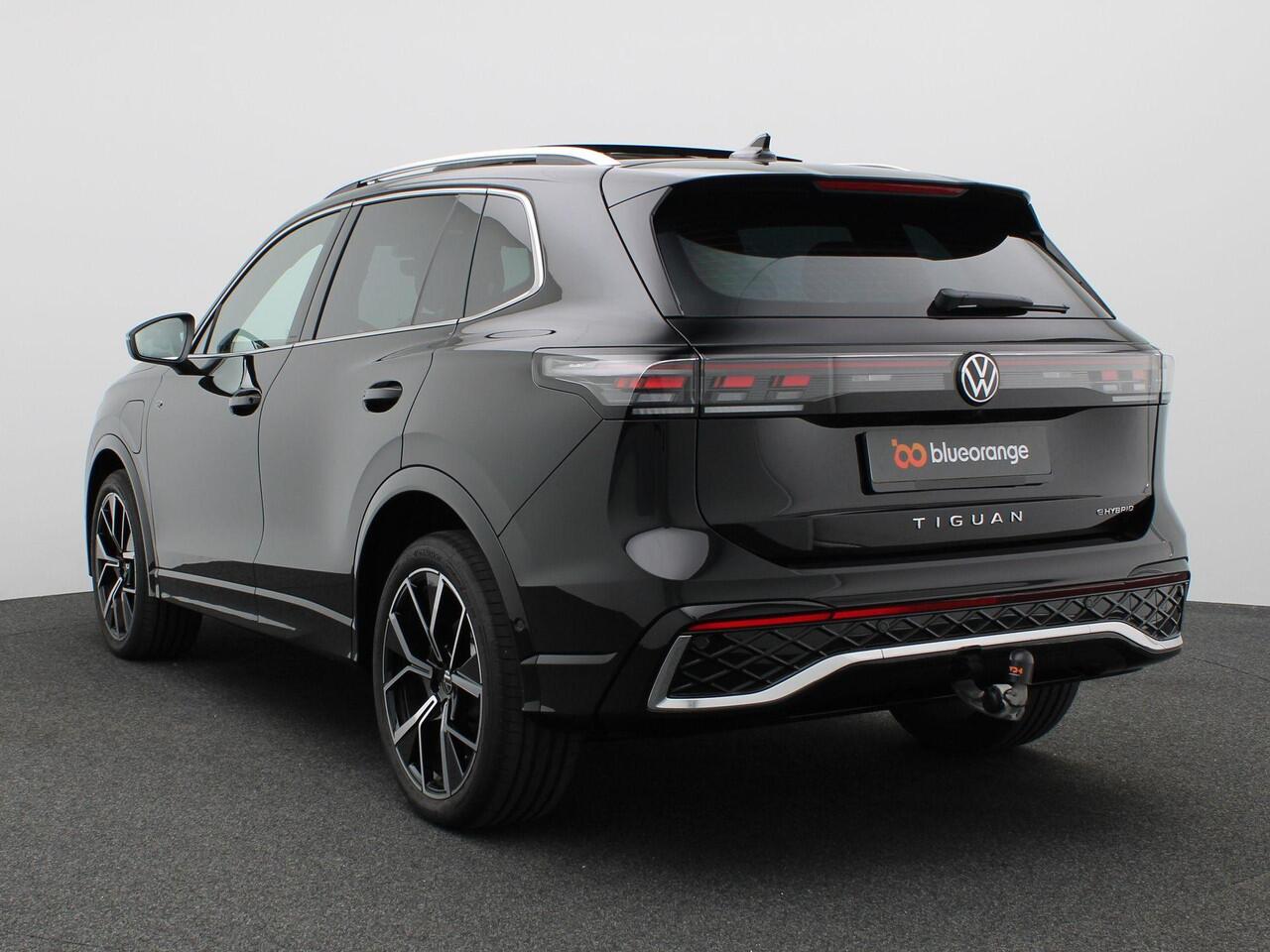 Volkswagen TIGUAN 1.5 eHybrid R-Line Edition 272PK DSG Pano-Schuifdak, Volleder, Memorystoel, 20" LM Velgen, Trekhaak, Matrix LED-Verlichting, Navi, Side Assist, Elektr. Achterklep