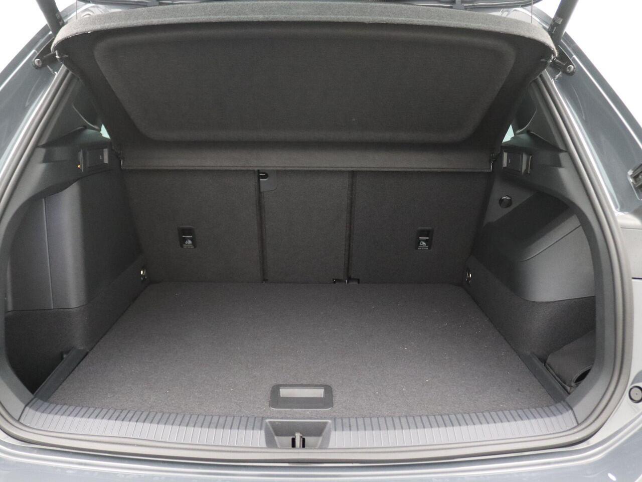 Volkswagen TIGUAN 1.5 eHybrid R-Line Edition 272PK DSG Pano-Schuifdak, Trekhaak, Lederen Bekleding, 360gr. camera, Adaptieve Cruise Controle, Matrix LED verlichting, Keyless, Navi, Side Assist, Alarm, 20" LM Velgen