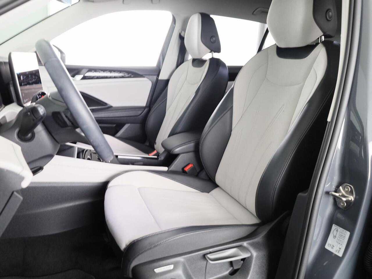 Volkswagen TIGUAN 1.5 eHybrid Elegance 204 pk Automaat (DSG) | Verlengde garantie | Navigatie | Trekhaak (wegklapbaar) | Parkeersensoren (Park assist) | Rondomzicht camera | Stoelverwarming |