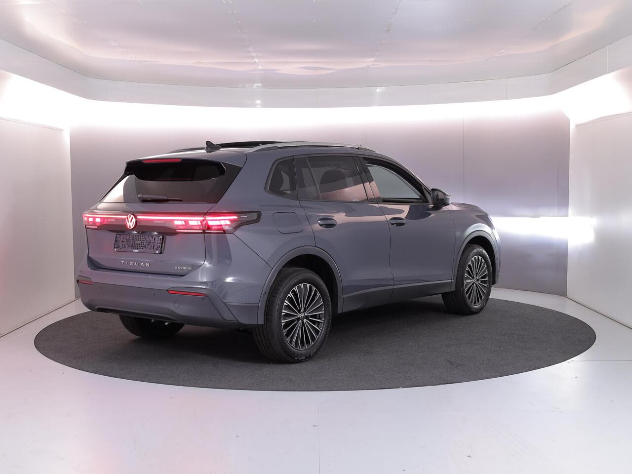 Volkswagen TIGUAN 1.5 eHybrid Life Edition 204 PK PHEV | Trekhaak | Panorama dak | Stoel- en stuurverwarming | 18" LM velgen |