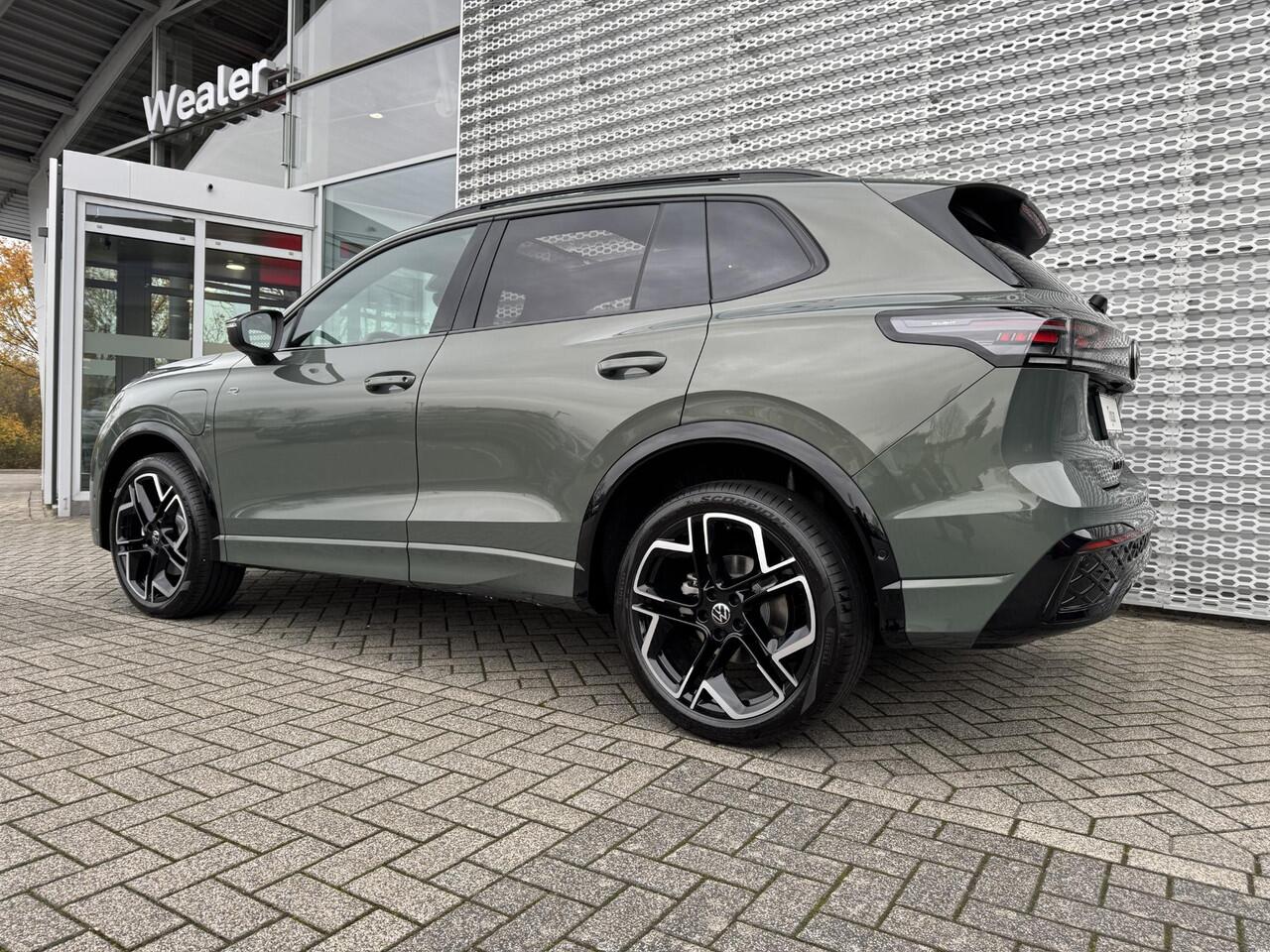 Volkswagen TIGUAN R-Line Edition 1.5 eHybrid 150 kW / 204 PK DSG | Black Style | Trekhaak met wegklapbare kogel | Comfort pakket |