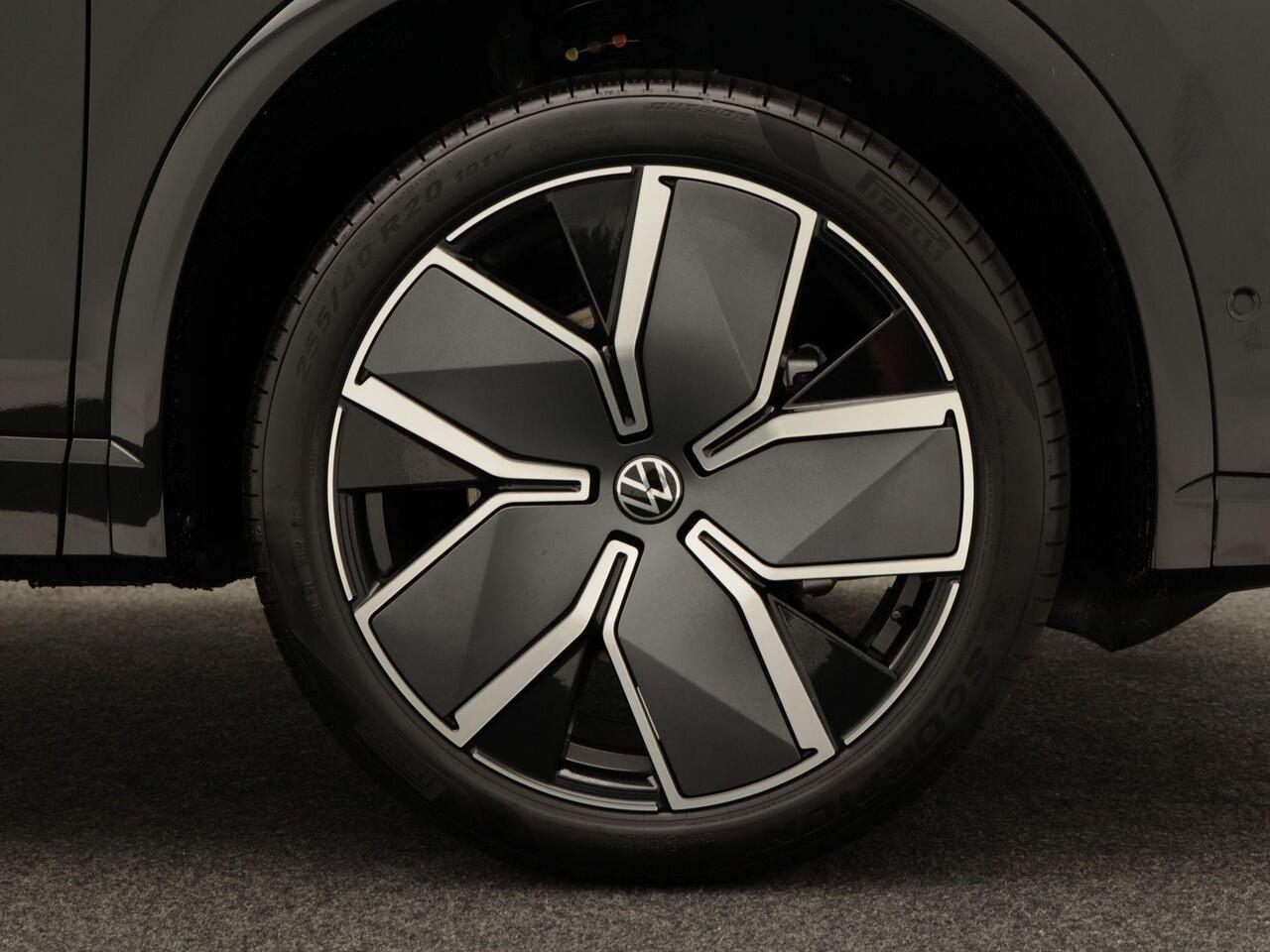 Volkswagen TIGUAN 1.5 eHybrid R-Line Edition 204 PK | Trekhaak | Panoramadak | Adaptieve Cruise Control | Stoel & Stuur Verwarming |