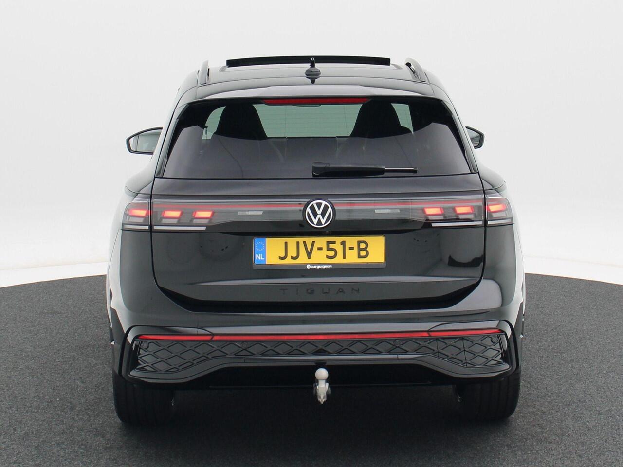 Volkswagen TIGUAN 1.5 eHybrid R-Line Edition 204 PK | Trekhaak | Panoramadak | Adaptieve Cruise Control | Stoel & Stuur Verwarming |