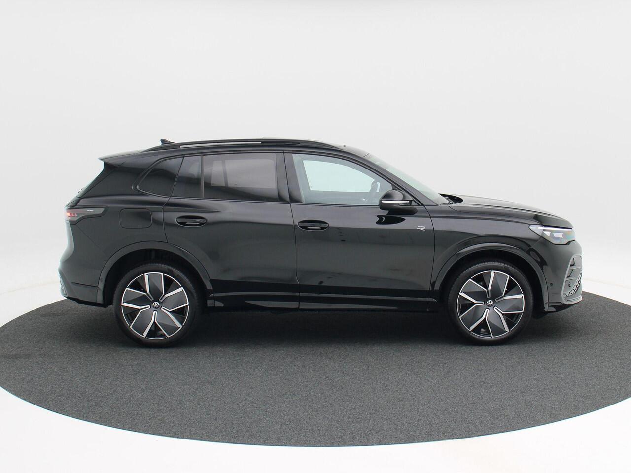 Volkswagen TIGUAN 1.5 eHybrid R-Line Edition 204 PK | Trekhaak | Panoramadak | Adaptieve Cruise Control | Stoel & Stuur Verwarming |