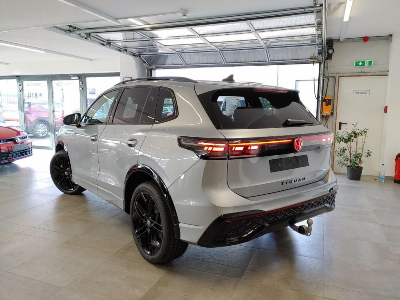 Volkswagen TIGUAN 1.5 TSI E-HYBRID R-LINE PANO-DAK/TREKHAAK/CAMERA/HUD/ACC/STOELVERW