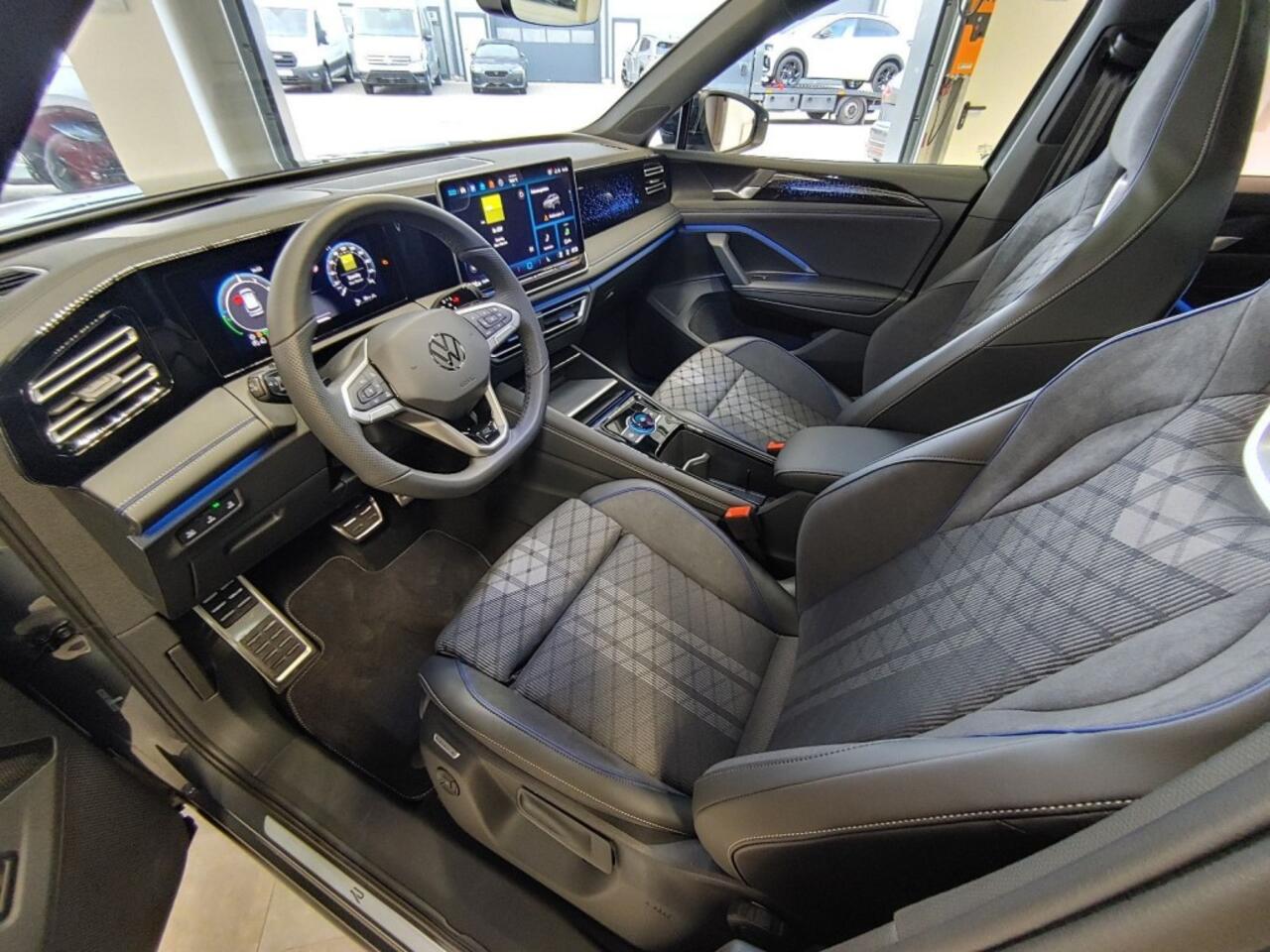 Volkswagen TIGUAN 1.5 TSI E-HYBRID R-LINE PANO-DAK/TREKHAAK/CAMERA/HUD/ACC/STOELVERW