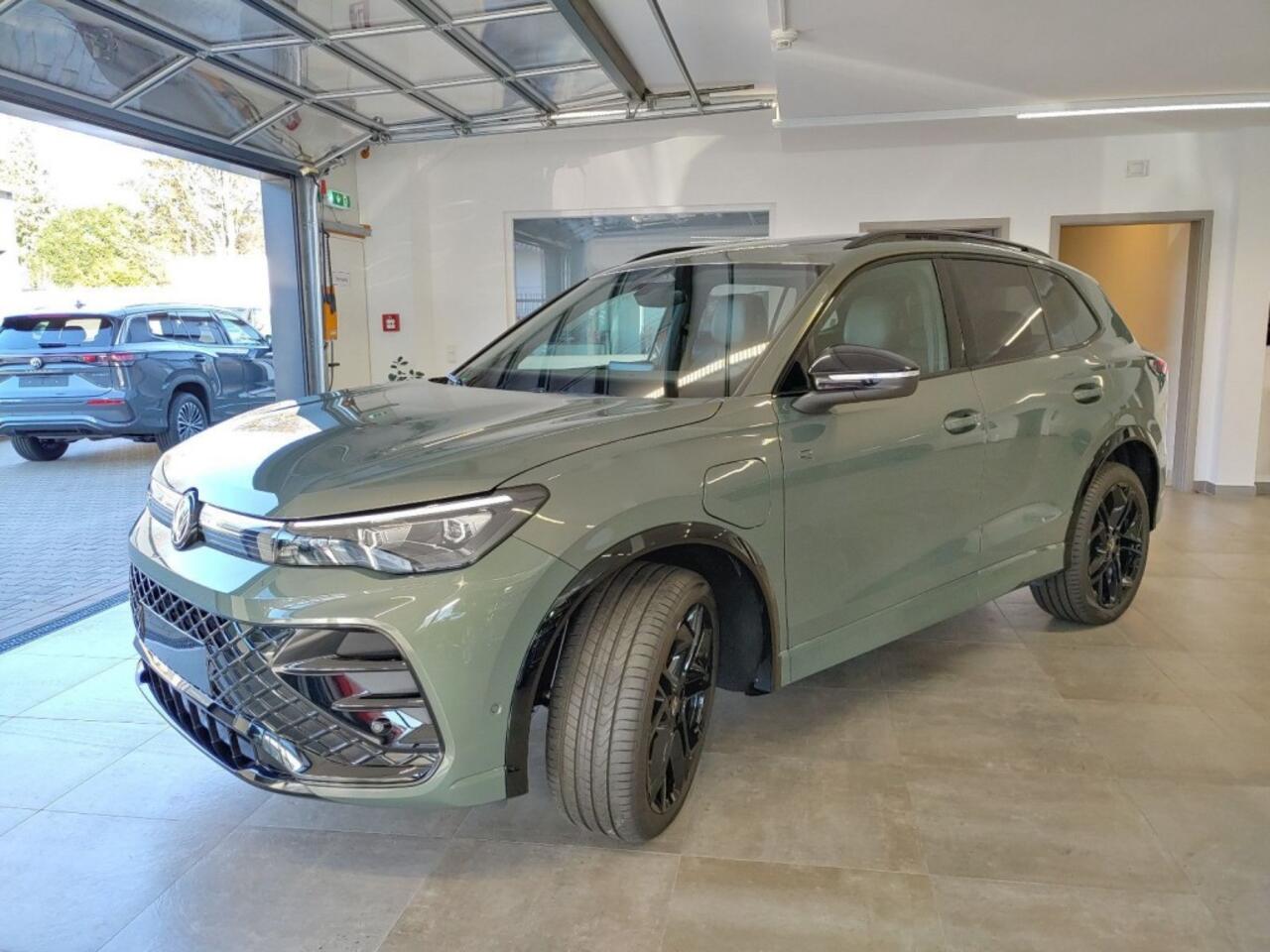 Volkswagen TIGUAN 1.5 TSI E-HYBRID R-LINE PANO-DAK/TREKHAAK/CAMERA/LEDER/MEMORY/HUD