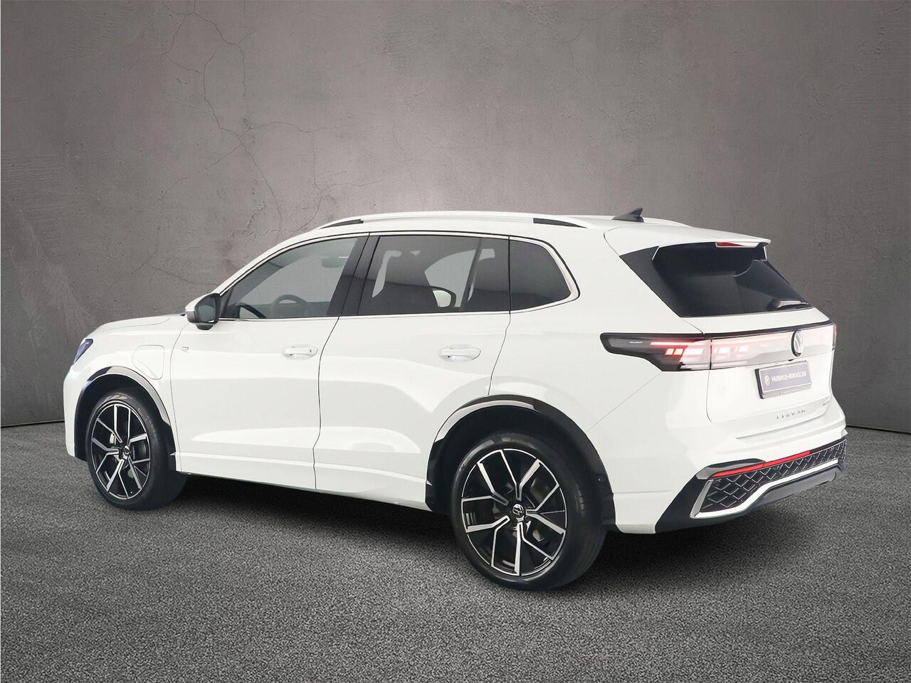 Volkswagen TIGUAN R-Line Business 1.5 TSI eHybrid 204pk DSG Automaat Trekhaak, Adaptive cruise control, Achteruitrijcamera, Navigatie, LED koplampen, Parkeersensoren