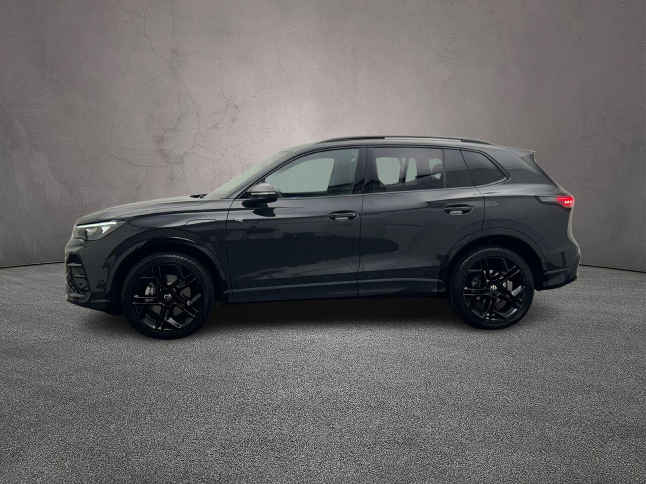 Volkswagen TIGUAN R-Line Edition 1.5 TSI eHybrid 204pk DSG Automaat Trekhaak, Black Style, Panoramadak, Adaptive cruise control, Navigatie, 360 camera, Achteruitrijcamera