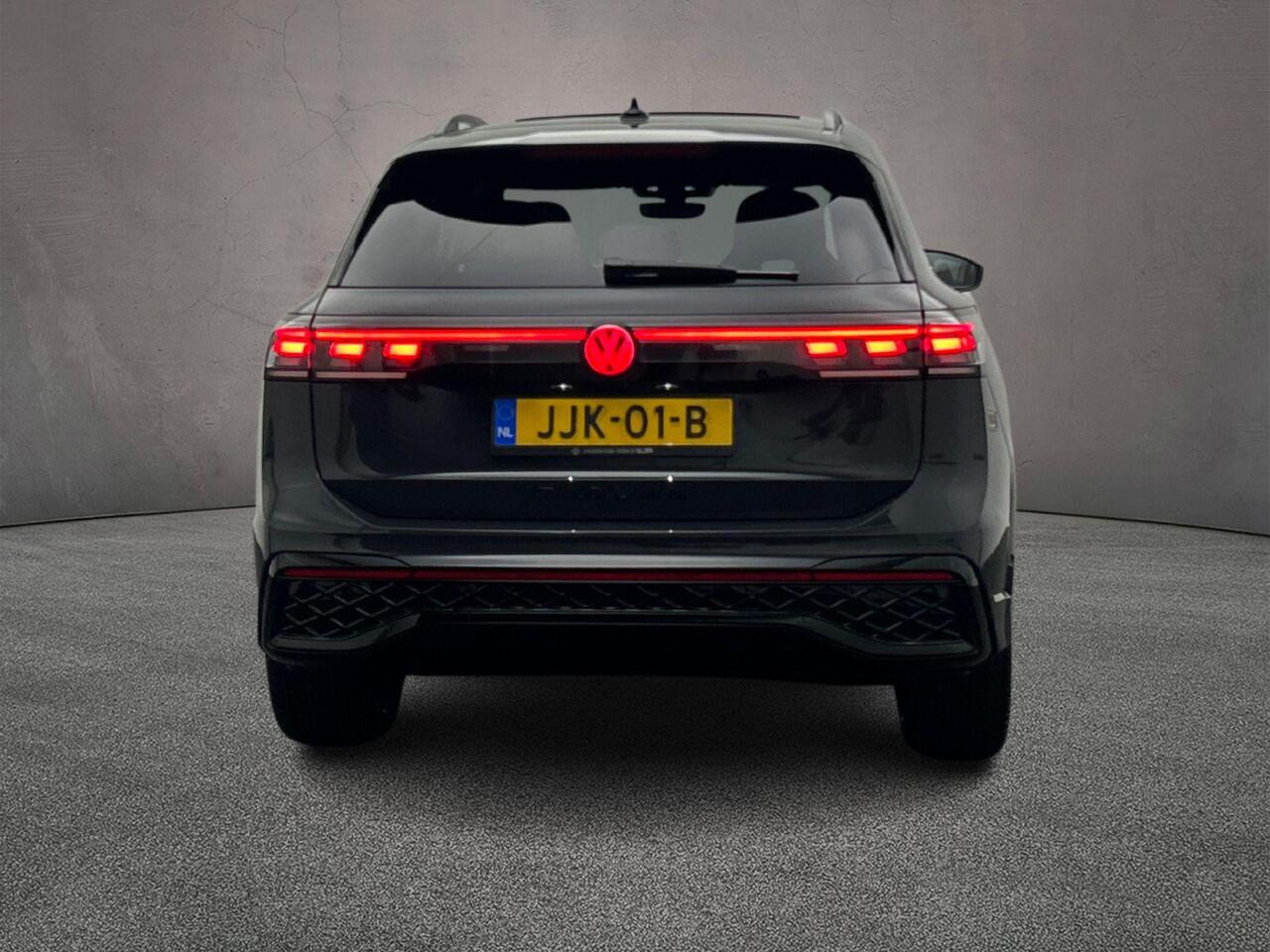 Volkswagen TIGUAN R-Line Edition 1.5 TSI eHybrid 204pk DSG Automaat Trekhaak, Black Style, Panoramadak, Adaptive cruise control, Navigatie, 360 camera, Achteruitrijcamera