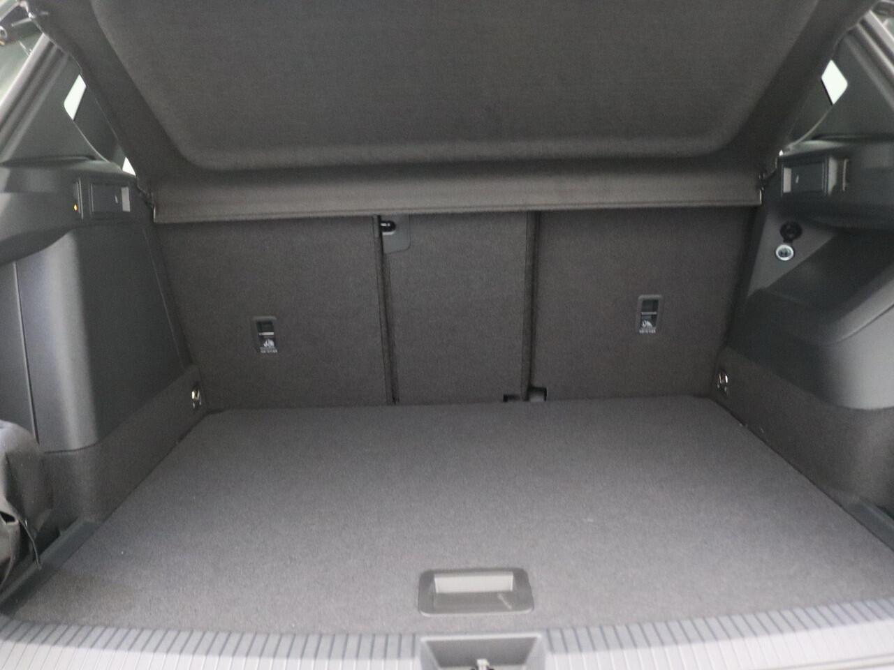 Volkswagen TIGUAN 1.5 eHybrid R-Line Edition 272PK DSG Pano-Schuifdak, 20" LM Velgen, Trekhaak, Black Style, Navi via Apple Carplay/Android Auto, Keyless, Side Assist, Achteruitrijcamera