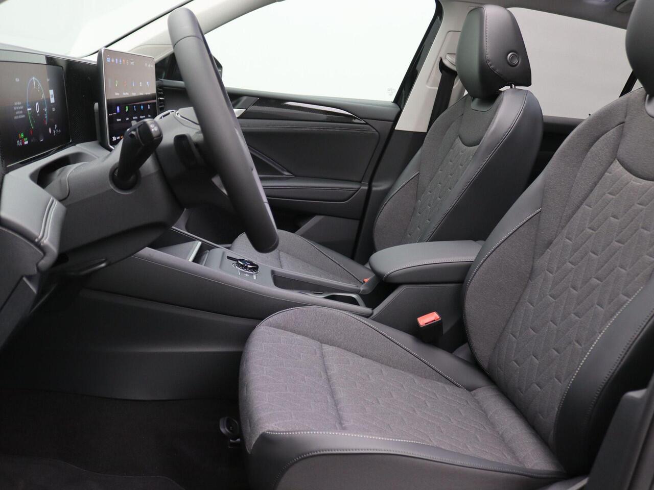 Volkswagen TIGUAN 1.5 eHybrid Life Edition 204PK DSG Pano-Schuifdak, Trekhaak, Adaptieve Cruise Controle, Achteruitrijcamera, Side Assist, Navi via Apple Carplay/Android Auto, Keyless, Stoel-Stuurverwarming, Elektr. Achterklep, 19" LM Velgen