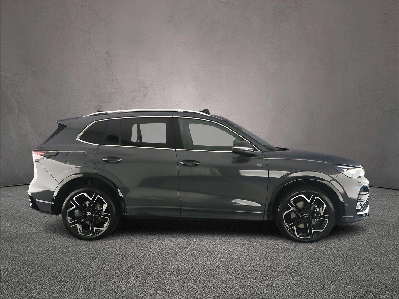 Volkswagen TIGUAN R-Line Edition 1.5 TSI eHybrid 272pk DSG Automaat Trekhaak, Panoramadak, Adaptive cruise control, Achteruitrijcamera