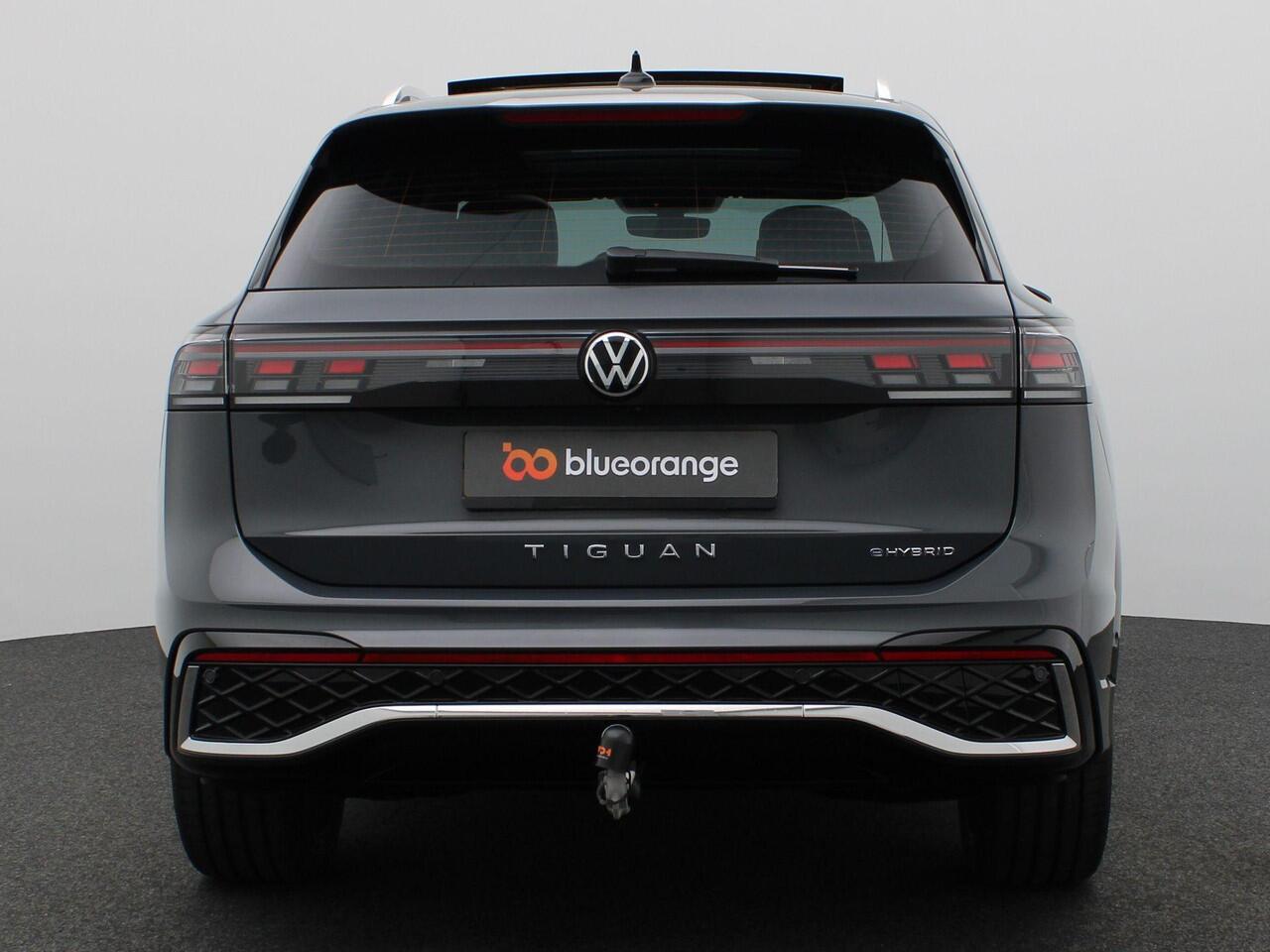 Volkswagen TIGUAN 1.5 eHybrid R-Line Edition 272PK DSG Pano-Schuifdak, Trekhaak, Lederen Bekleding, 360gr. camera, Adaptieve Cruise Controle, Matrix LED verlichting, Keyless, Navi, Side Assist, Alarm, 20" LM Velgen