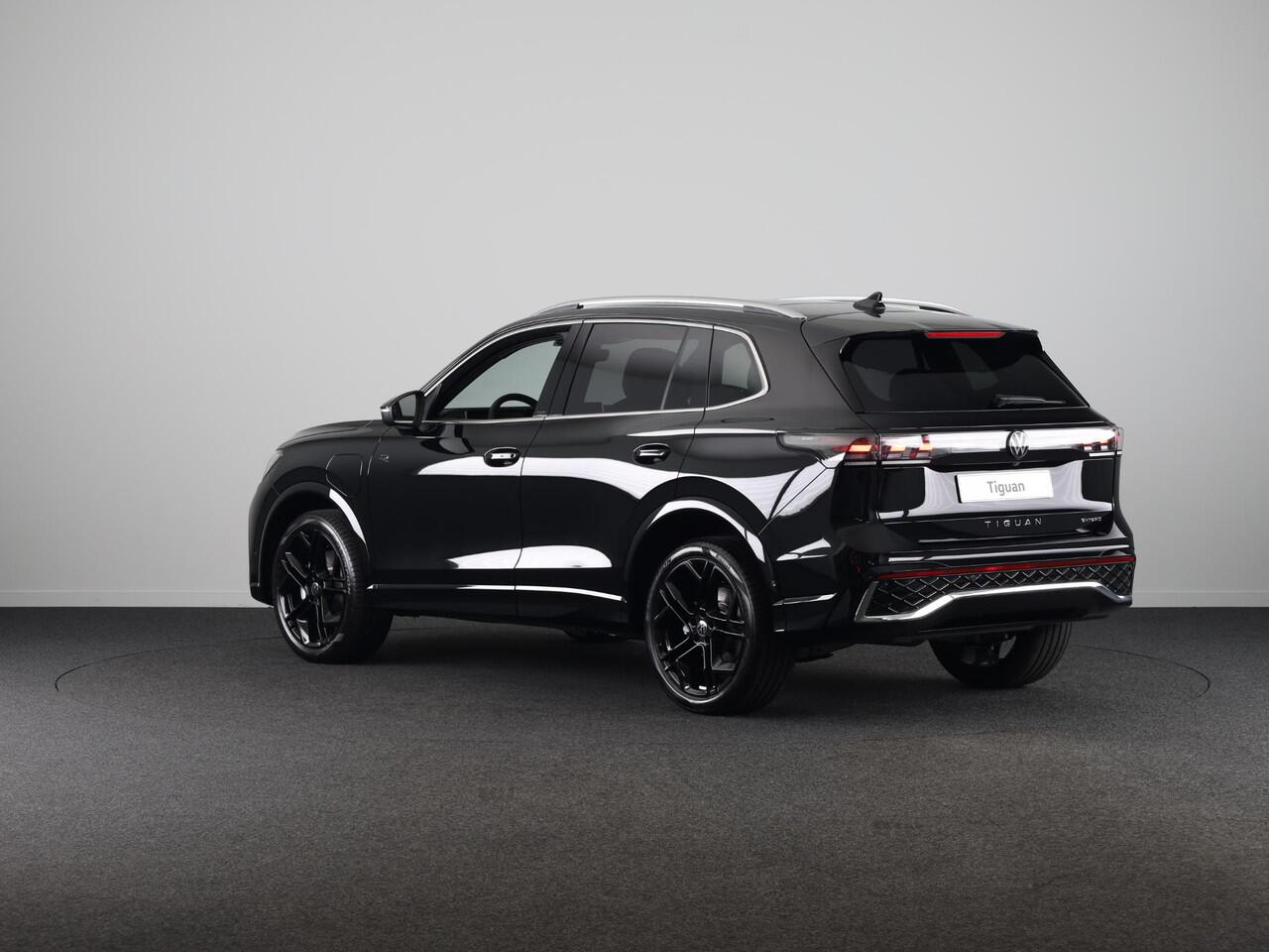 Volkswagen TIGUAN R-Line Edition 1.5 eHybrid 272 PK DSG | 20" LM | IQ.Light | 360 graden camera | Panoramadak | Stoelventilatie |