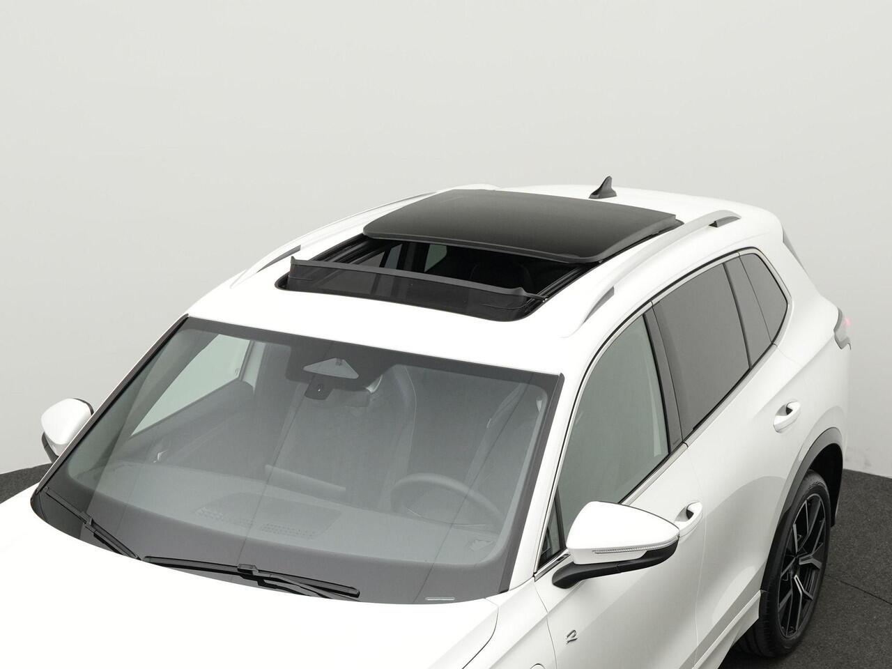 Volkswagen TIGUAN 1.5 eHybrid 272 pk DSG R-Line Edition | Panoramadak | Trekhaak | Adaptief onderstel | Achteruitrijcamera | Massage