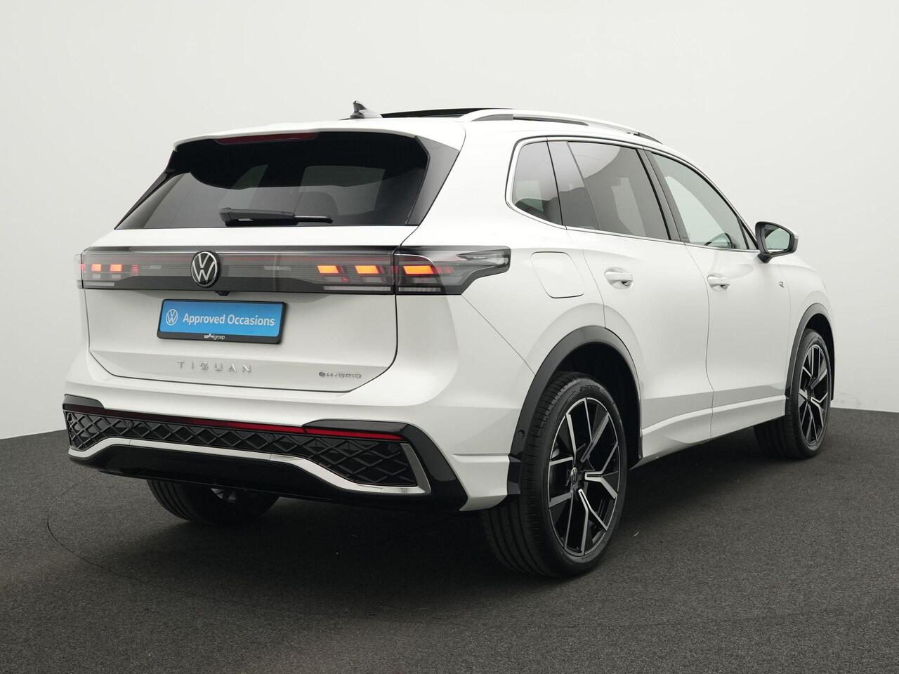 Volkswagen TIGUAN 1.5 eHybrid 272 pk DSG R-Line Edition | Panoramadak | Trekhaak | Adaptief onderstel | Achteruitrijcamera | Massage