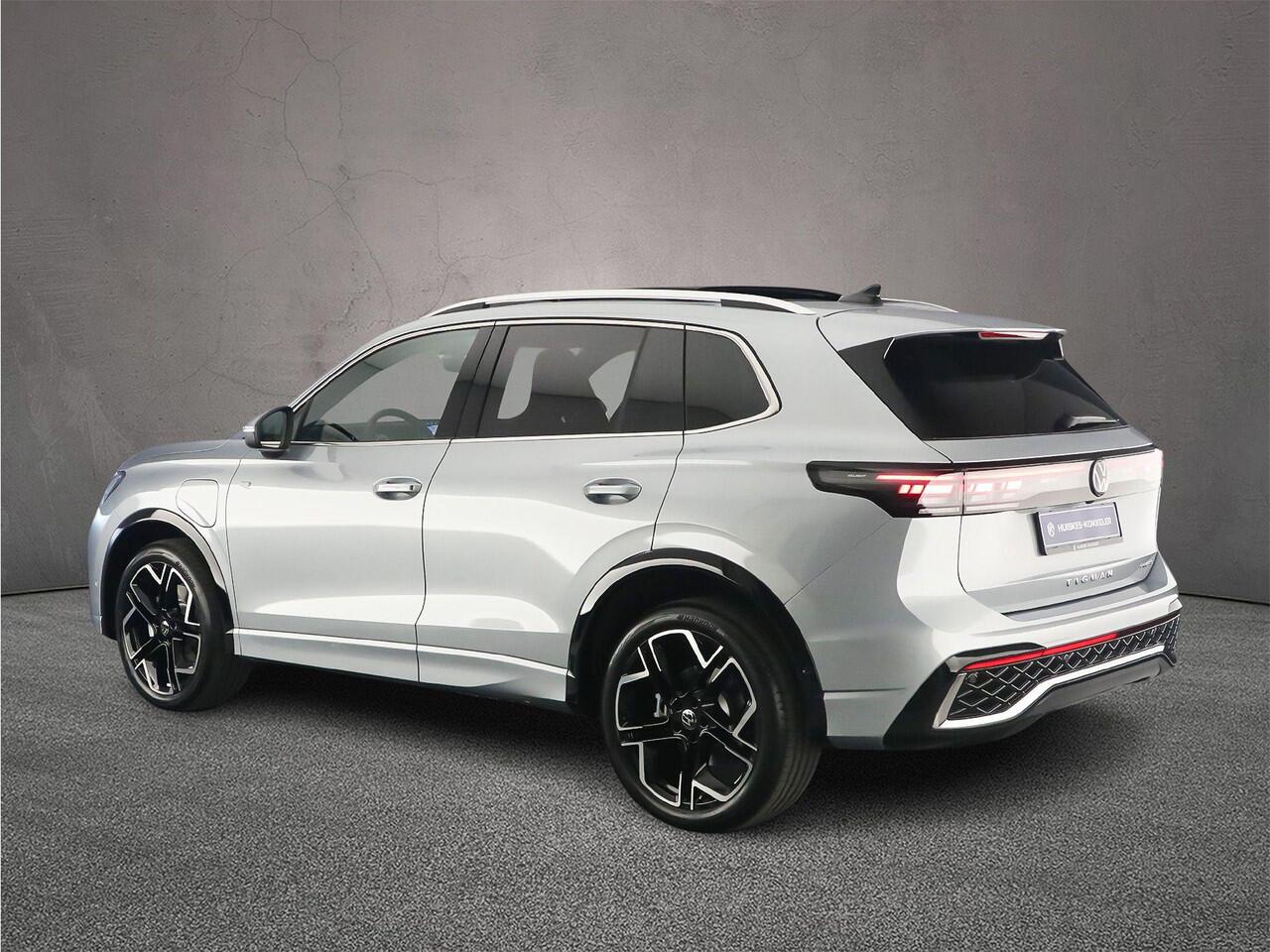 Volkswagen TIGUAN R-Line Edition 1.5 TSI eHybrid 272pk DSG Automaat Trekhaak, Panoramadak, Adaptive cruise control, Navigatie, Elektrische achterklep