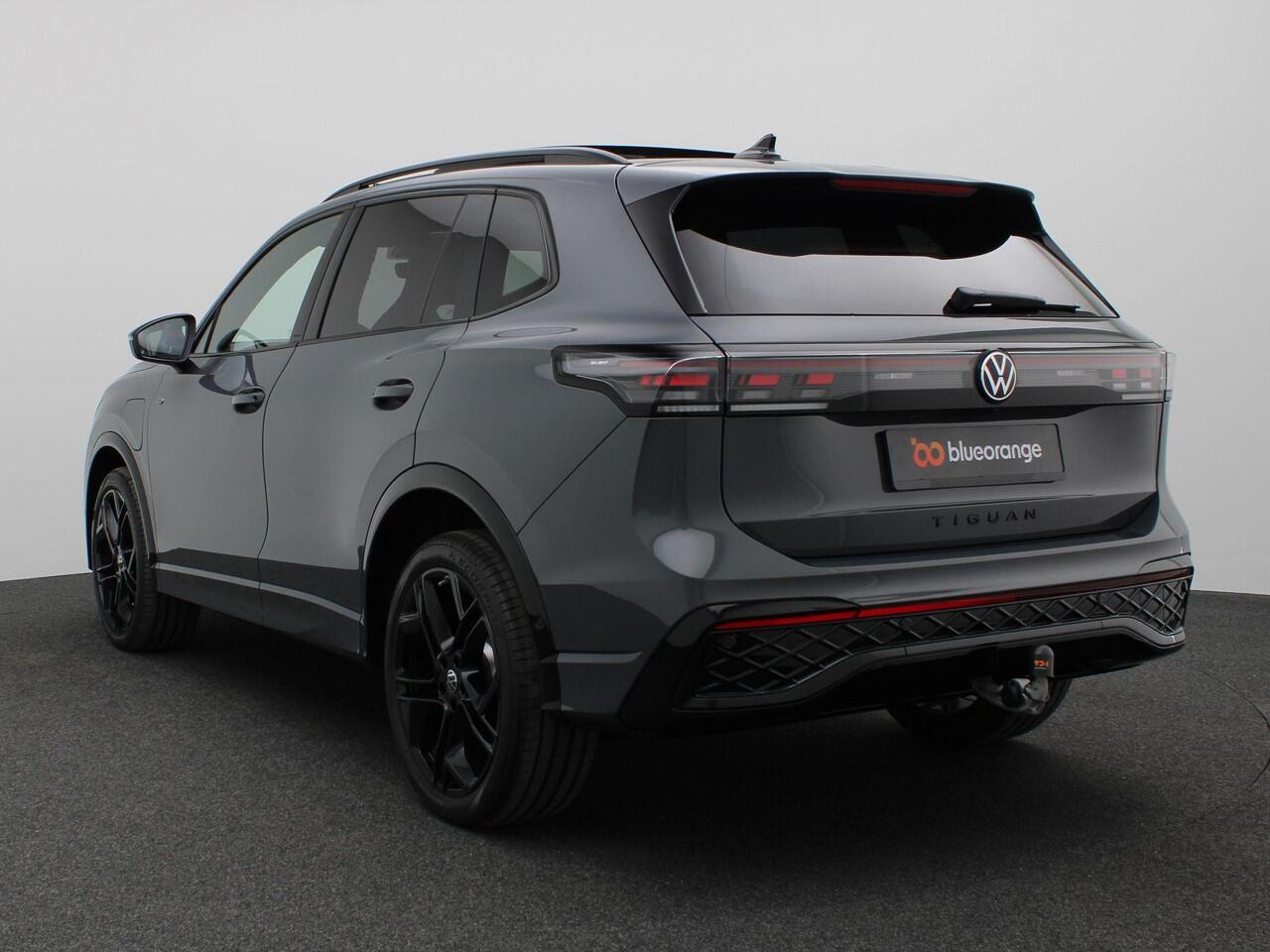 Volkswagen TIGUAN 1.5 eHybrid R-Line Edition 272PK DSG Pano-Schuifdak, Black Style, Achteruitrijcamera, Trekhaak, 20" LM Velgen, Keyless, Side Assist, Navi via Apple Carplay/Android Auto, Stoel-Stuurverwarming