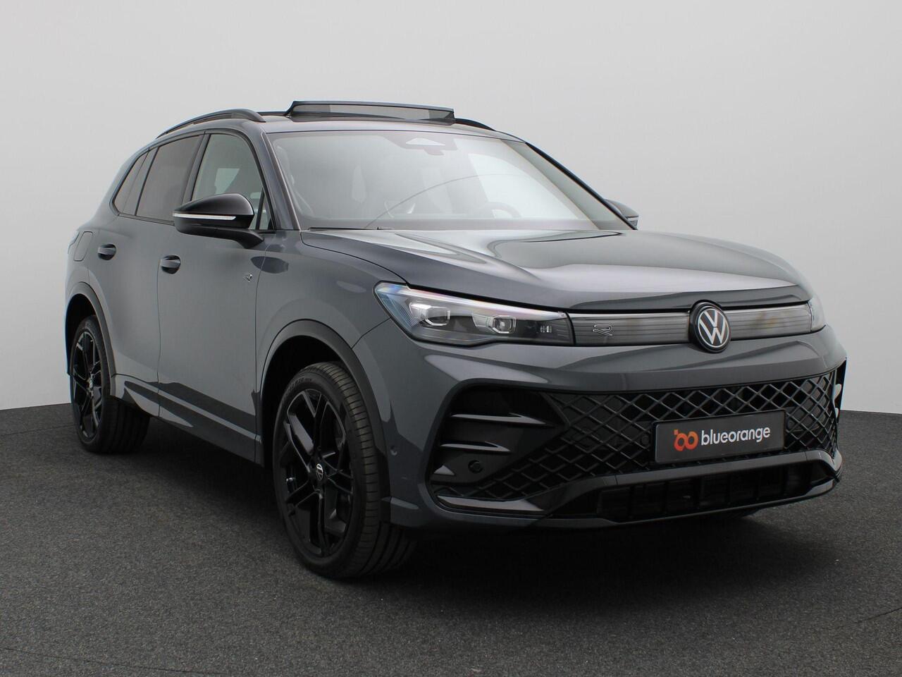 Volkswagen TIGUAN 1.5 eHybrid R-Line Edition 272PK DSG Pano-Schuifdak, Black Style, Achteruitrijcamera, Trekhaak, 20" LM Velgen, Keyless, Side Assist, Navi via Apple Carplay/Android Auto, Stoel-Stuurverwarming