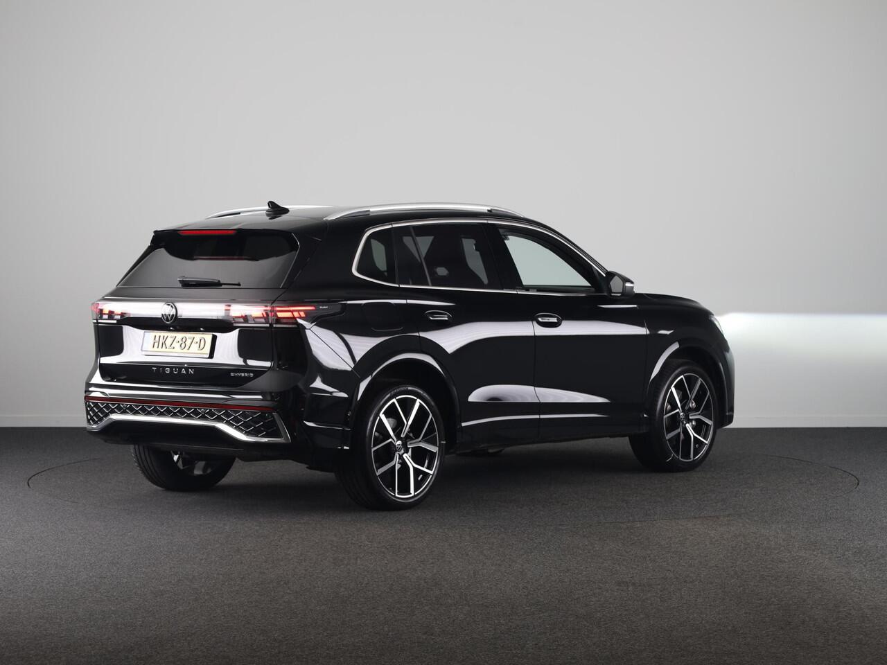 Volkswagen TIGUAN 1.5 eHybrid R-Line Edition 204 pk Automaat (DSG) | Verlengde garantie | Navigatie | Parkeersensoren (Park assist) | Achteruitrijcamera | R-Line |