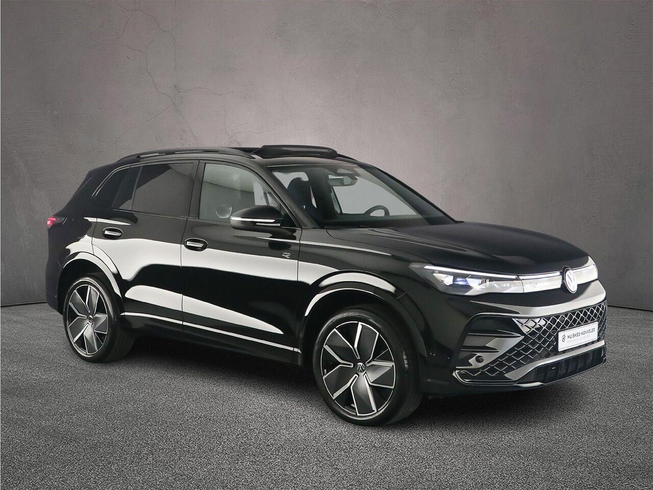 Volkswagen TIGUAN R-Line Edition 1.5 TSI eHybrid 272pk DSG Automaat Trekhaak, Panoramadak, Navigatie, Black Style, Elektrische achterklep, Adaptive cruise control