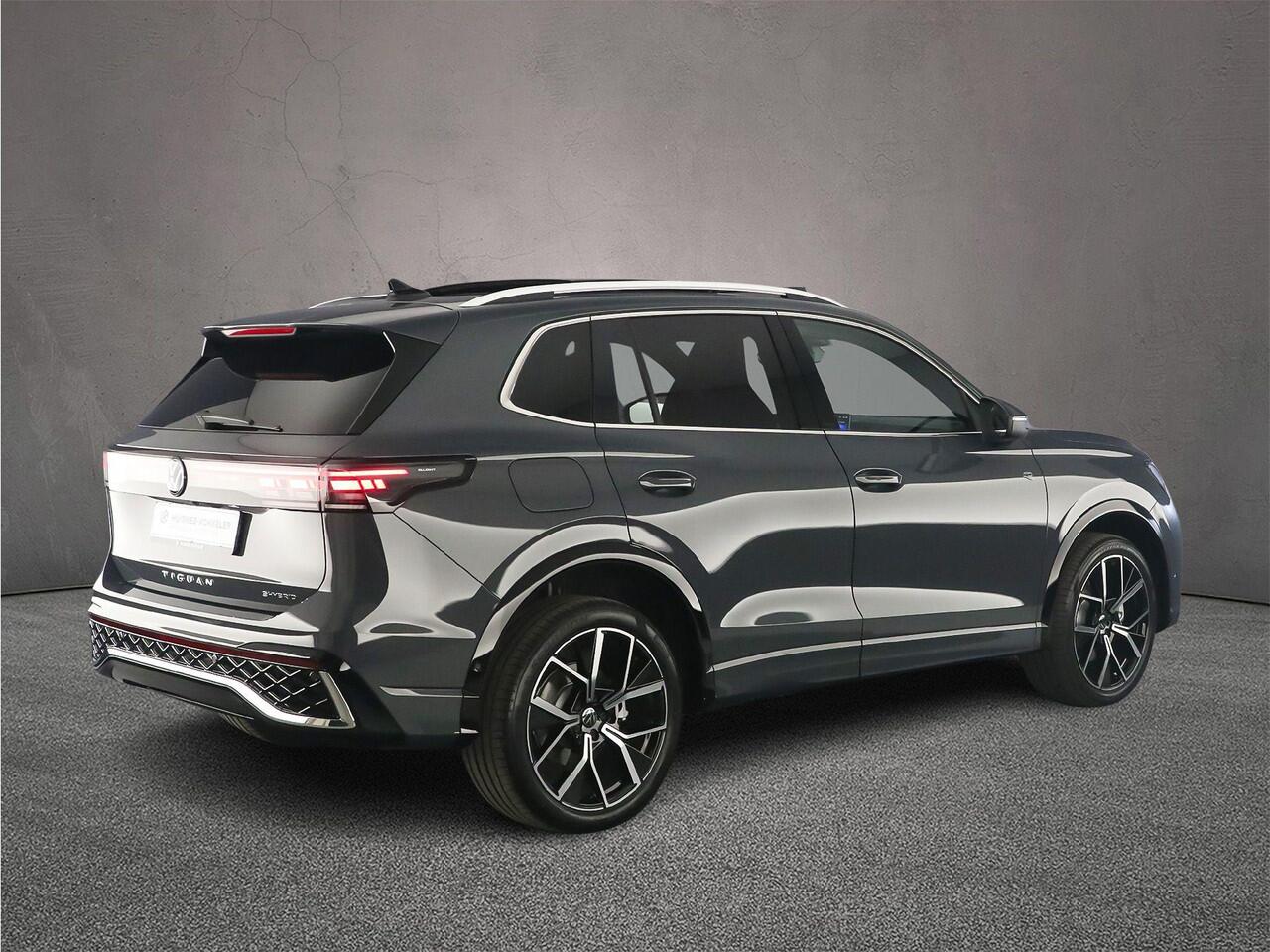 Volkswagen TIGUAN R-Line Edition 1.5 TSI eHybrid 272pk DSG Automaat Trekhaak, Panoramadak, Adaptive cruise control, Navigatie, Achteruitrijcamera, Elektrische achterklep