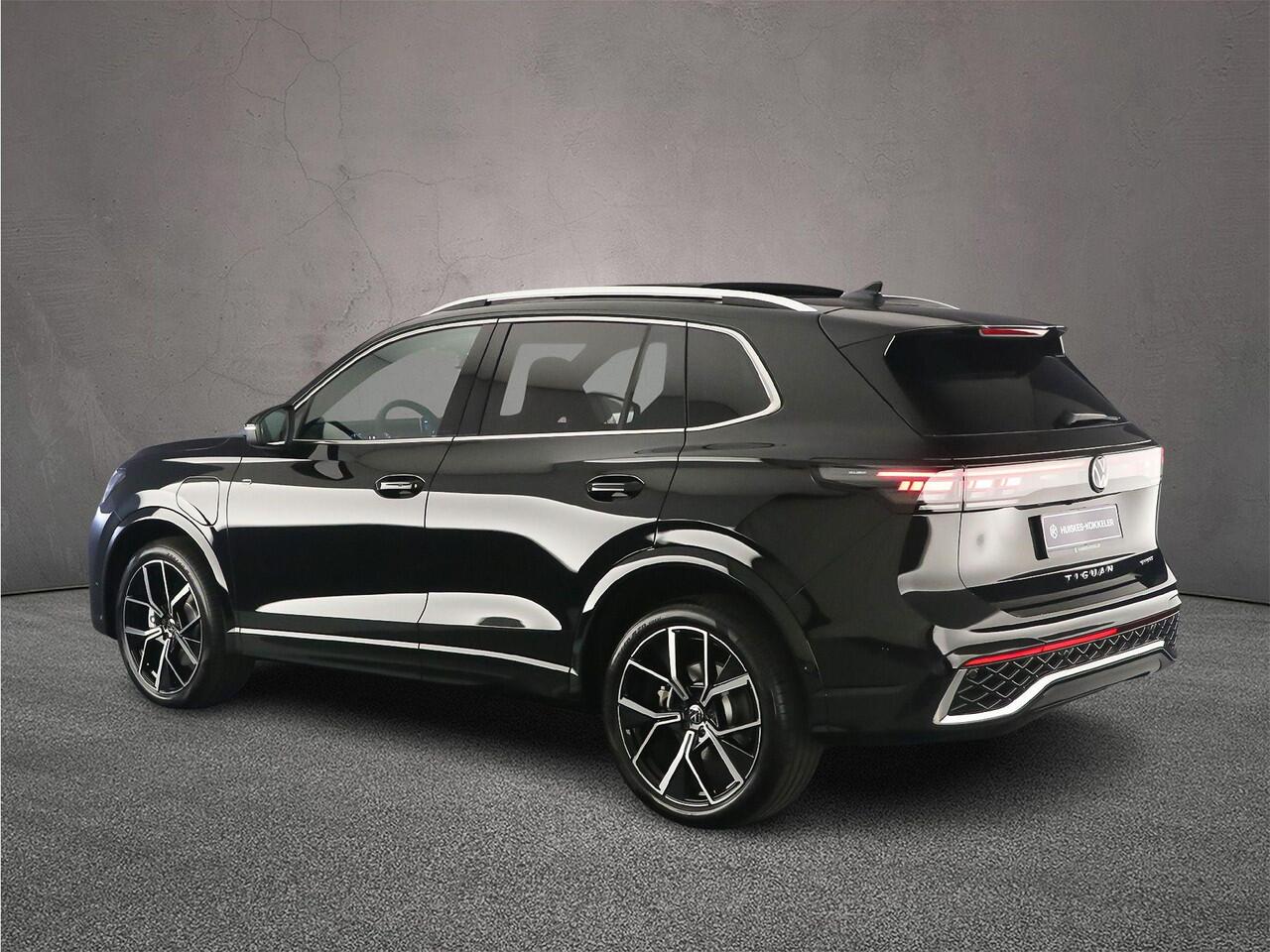 Volkswagen TIGUAN R-Line Edition 1.5 TSI eHybrid 272pk DSG Automaat Trekhaak, Panoramadak, Adaptive cruise control, Elektrische achterklep, Achteruitrijcamera