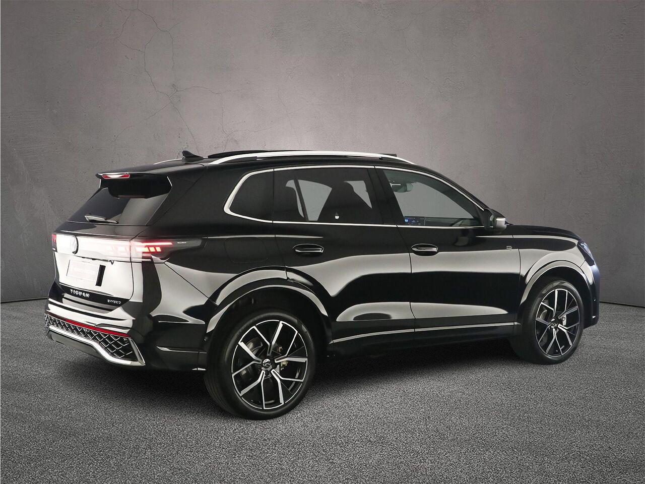 Volkswagen TIGUAN R-Line Edition 1.5 TSI eHybrid 272pk DSG Automaat Trekhaak, Panoramadak, Navigatie, Adaptive cruise control, Achteruitrijcamera, Elektrische achterklep