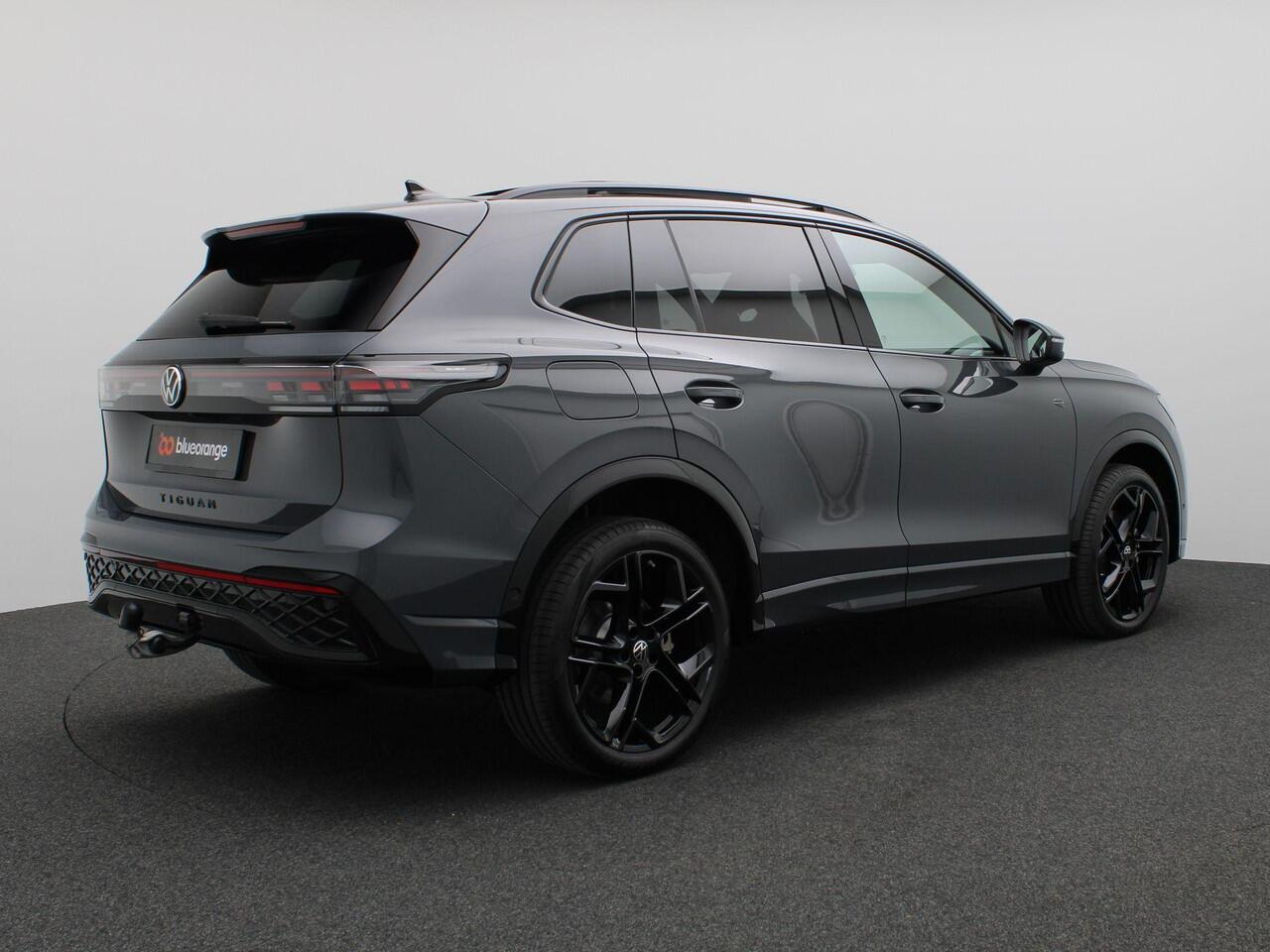 Volkswagen TIGUAN 1.5 eHybrid R-Line Edition 272PK DSG Pano-Schuifdak, 20" LM Velgen, Trekhaak, Black Style, Navi via Apple Carplay/Android Auto, Keyless, Side Assist, Achteruitrijcamera