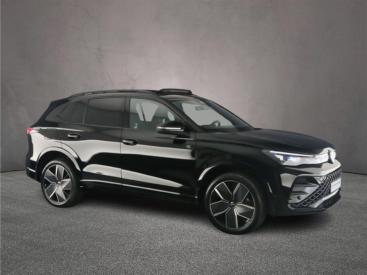 Volkswagen TIGUAN R-Line Edition 1.5 TSI eHybrid 272pk DSG Automaat Trekhaak, Black Style, Panoramadak, Navigatie, Adaptive cruise control, Achteruitrijcamera