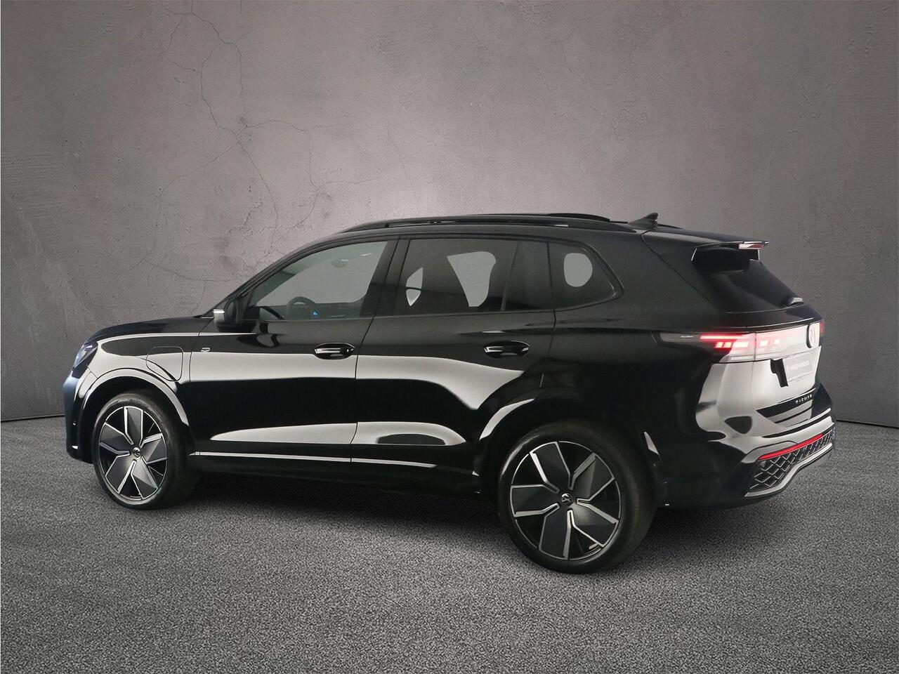 Volkswagen TIGUAN R-Line Edition 1.5 TSI eHybrid 272pk DSG Automaat Trekhaak, Black Style, Panoramadak, Navigatie, Adaptive cruise control, Achteruitrijcamera