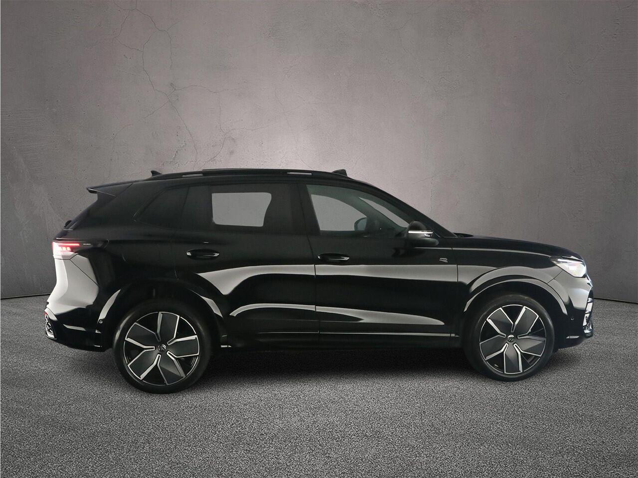 Volkswagen TIGUAN R-Line Edition 1.5 TSI eHybrid 272pk DSG Automaat Trekhaak, Black Style, Panoramadak, Navigatie, Adaptive cruise control, Achteruitrijcamera