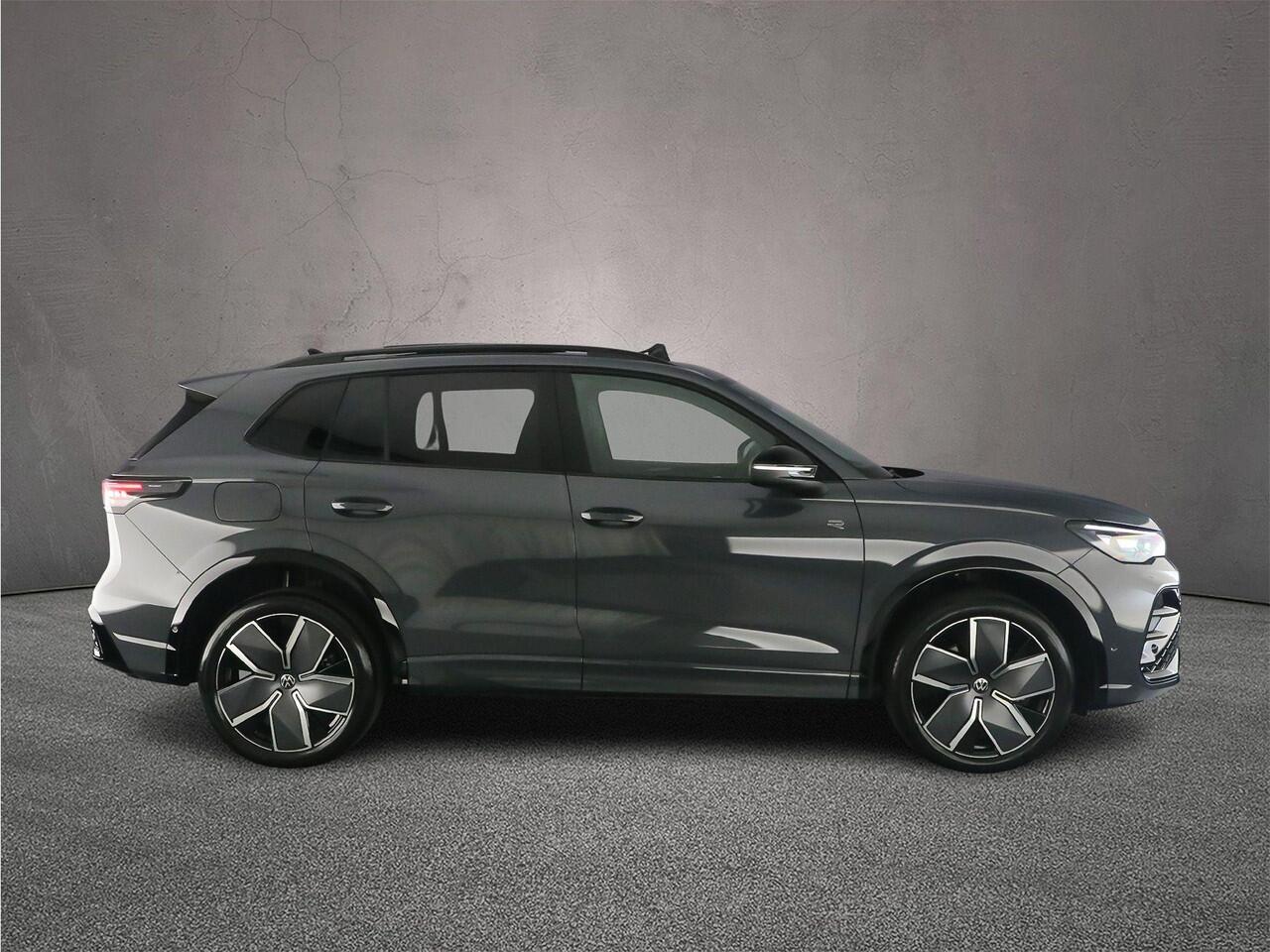 Volkswagen TIGUAN R-Line Edition 1.5 TSI eHybrid 272pk DSG Automaat Trekhaak, Panoramadak, Navigatie, Adaptive cruise control, Elektrische achterklep, Black Style, Achteruitrijcamera