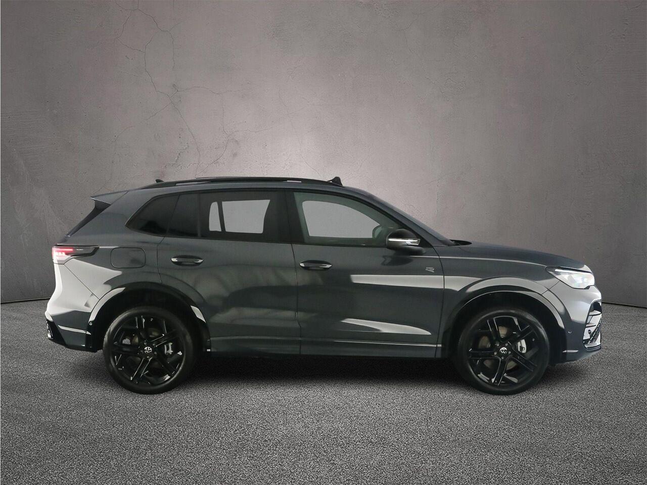 Volkswagen TIGUAN R-Line Edition 1.5 TSI eHybrid 272pk DSG Automaat Trekhaak, Panoramadak, Harman Kardon audio, Adaptive cruise control, Elektrische achterklep, Achteruitrijcamera