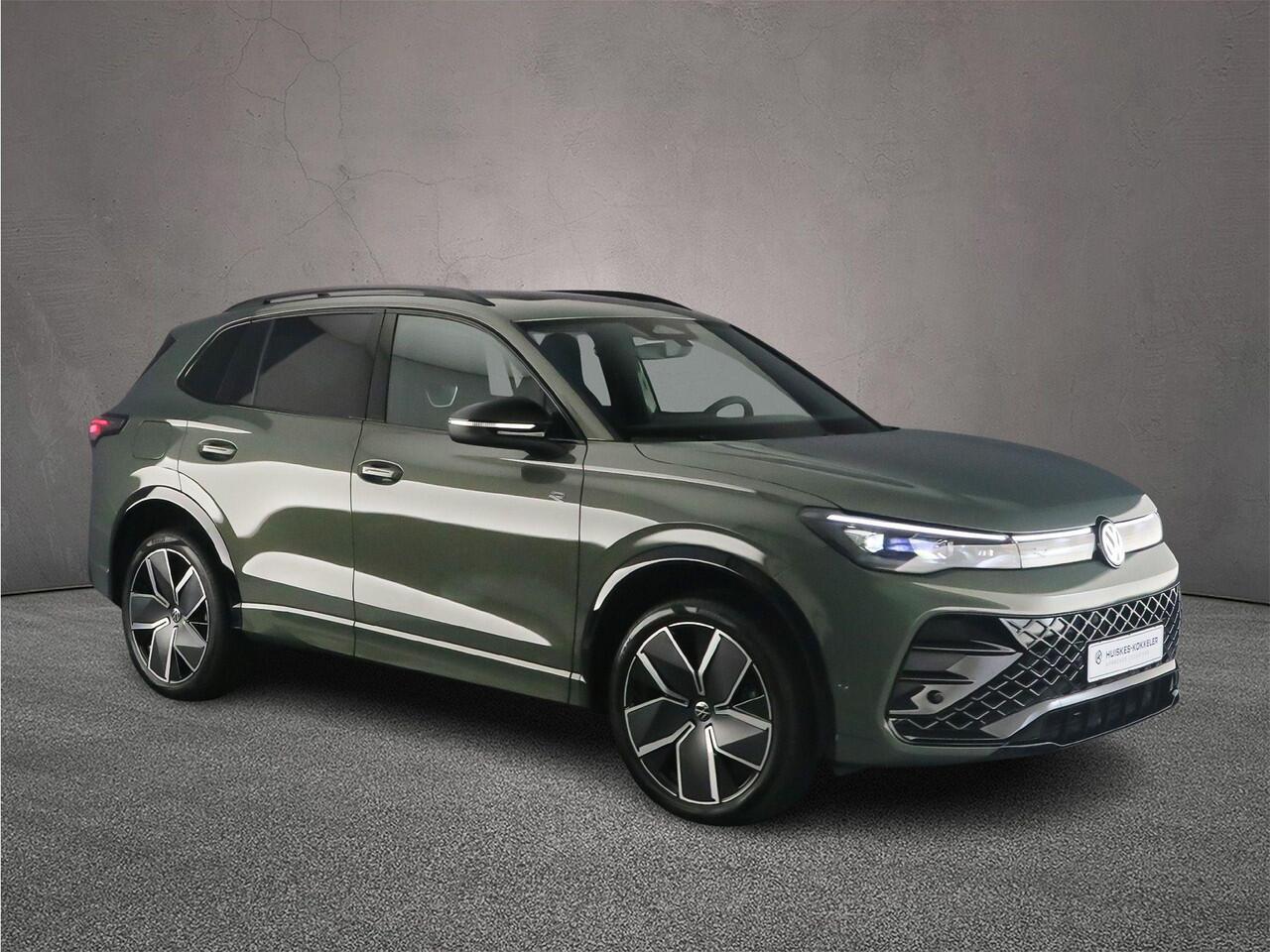 Volkswagen TIGUAN R-Line Edition 1.5 TSI eHybrid 272pk DSG Automaat Trekhaak, Black Style, Panoramadak, Adaptive cruise control, Elektrische achterklep, Navigatie, Achteruitrijcamera