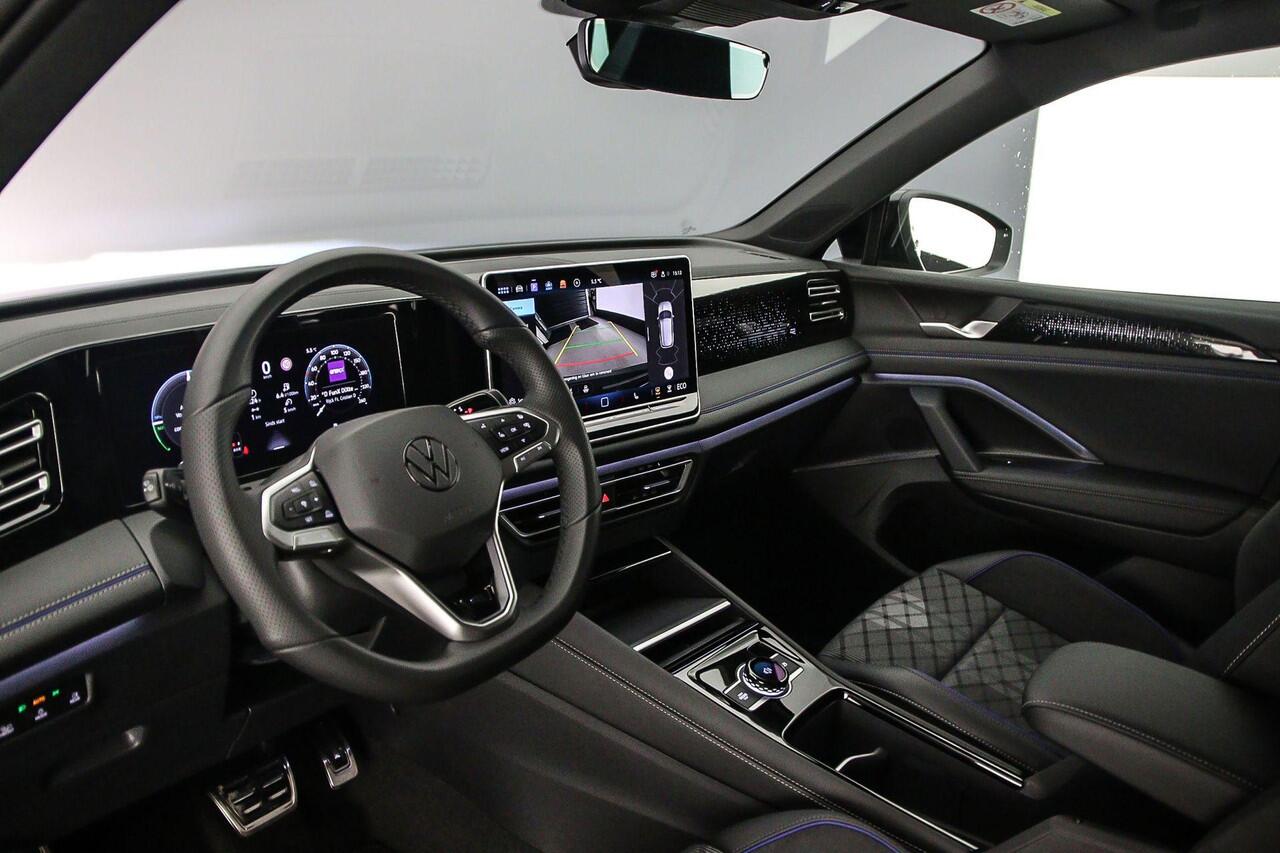 Volkswagen TIGUAN R-Line Edition 1.5 TSI eHybrid 272pk DSG Automaat Trekhaak, Black Style, Panoramadak, Adaptive cruise control, Elektrische achterklep, Navigatie, Achteruitrijcamera