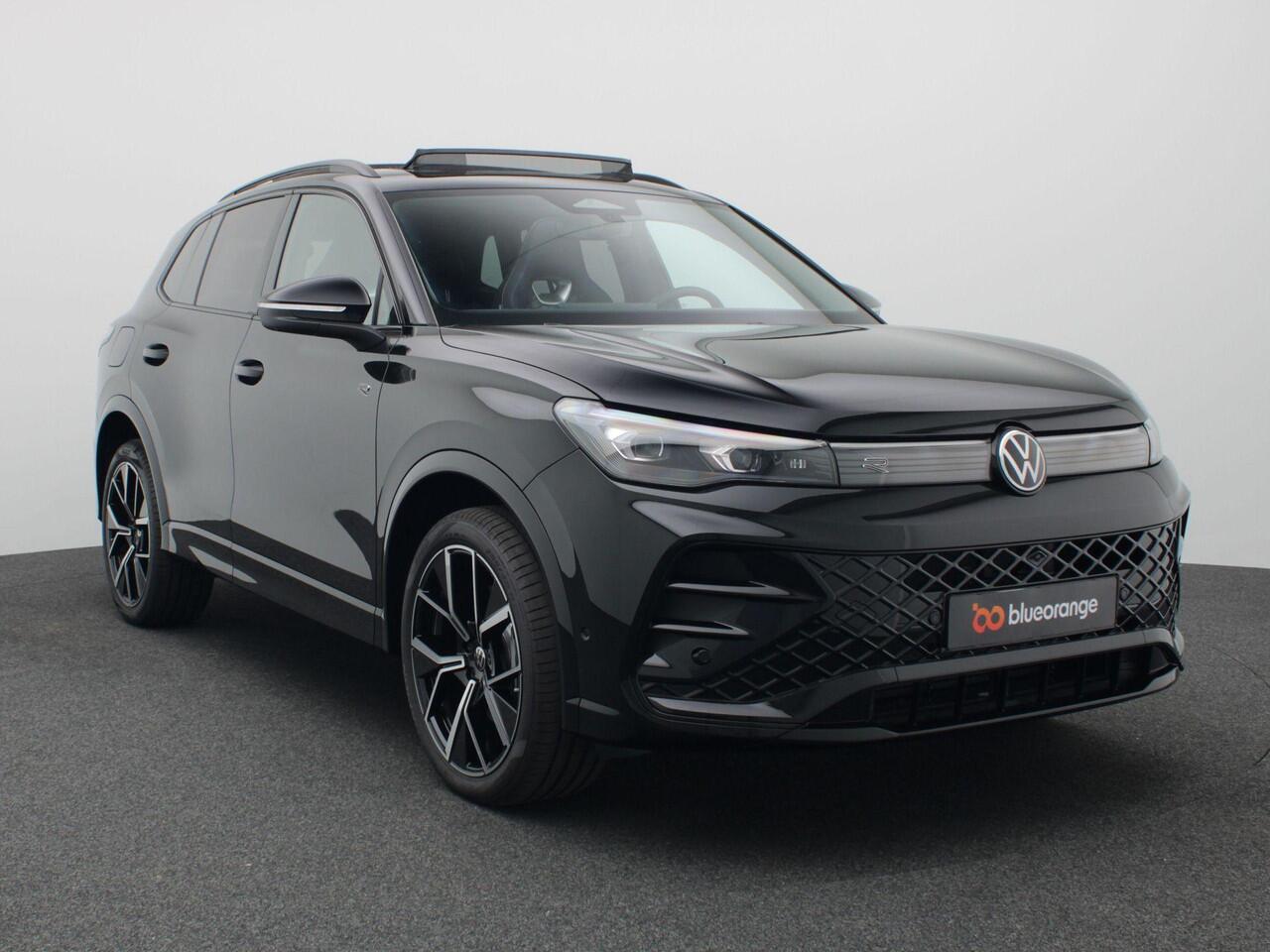 Volkswagen TIGUAN 1.5 eHybrid R-Line Edition 204PK DSG Pano-Schuifdak, Black Style, Trekhaak, 20" LM Velgen, Keyless, Navi via Apple Carplay/Android Auto, Stoel-Stuurverwarming