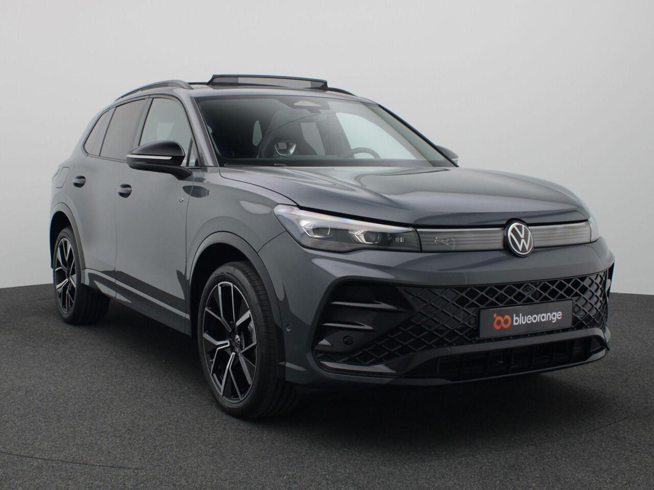 Volkswagen TIGUAN 1.5 eHybrid R-Line Edition 204PK DSG Pano-Schuifdak, Black Style, Trekhaak, 20" LM Velgen, Keyless, Navi via Apple Carplay/Android Auto, Stoel-Stuurverwarming