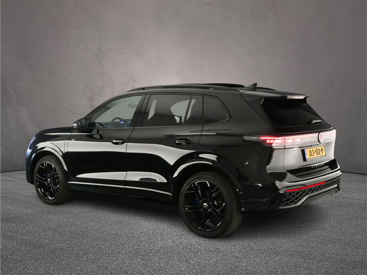 Volkswagen TIGUAN R-Line Edition 1.5 TSI eHybrid 272pk DSG Automaat Trekhaak, Panoramadak, Black Style, Navigatie, 360 camera, Adaptive cruise control, Achteruitrijcamera,