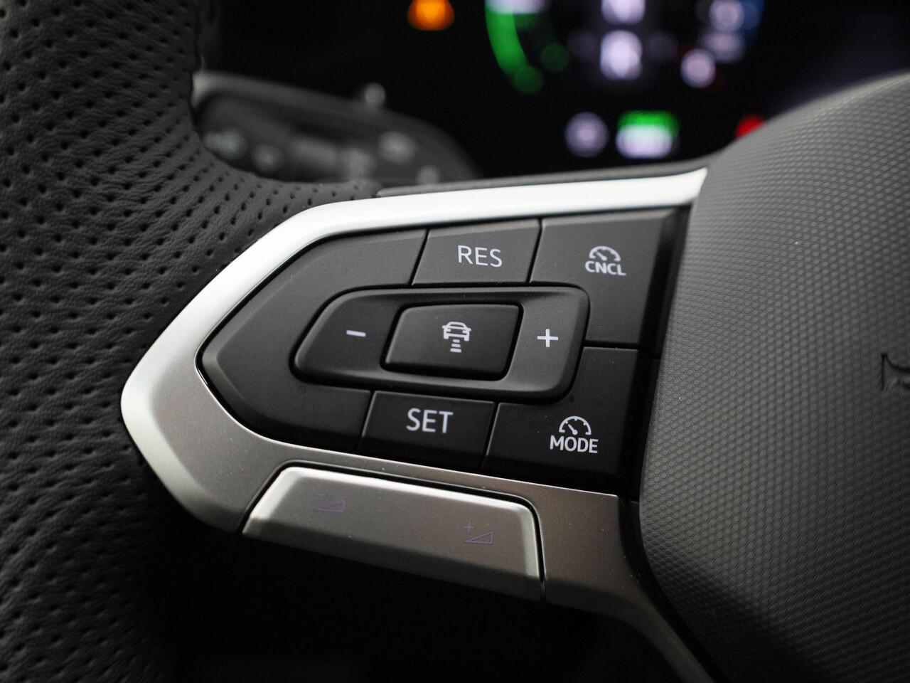 Volkswagen TIGUAN 1.5eHybrid 200kW/272PK R-Line DSG · Trekhaak · Massagefunctie · Garantie t/m 19-02-2030 of 100000km.